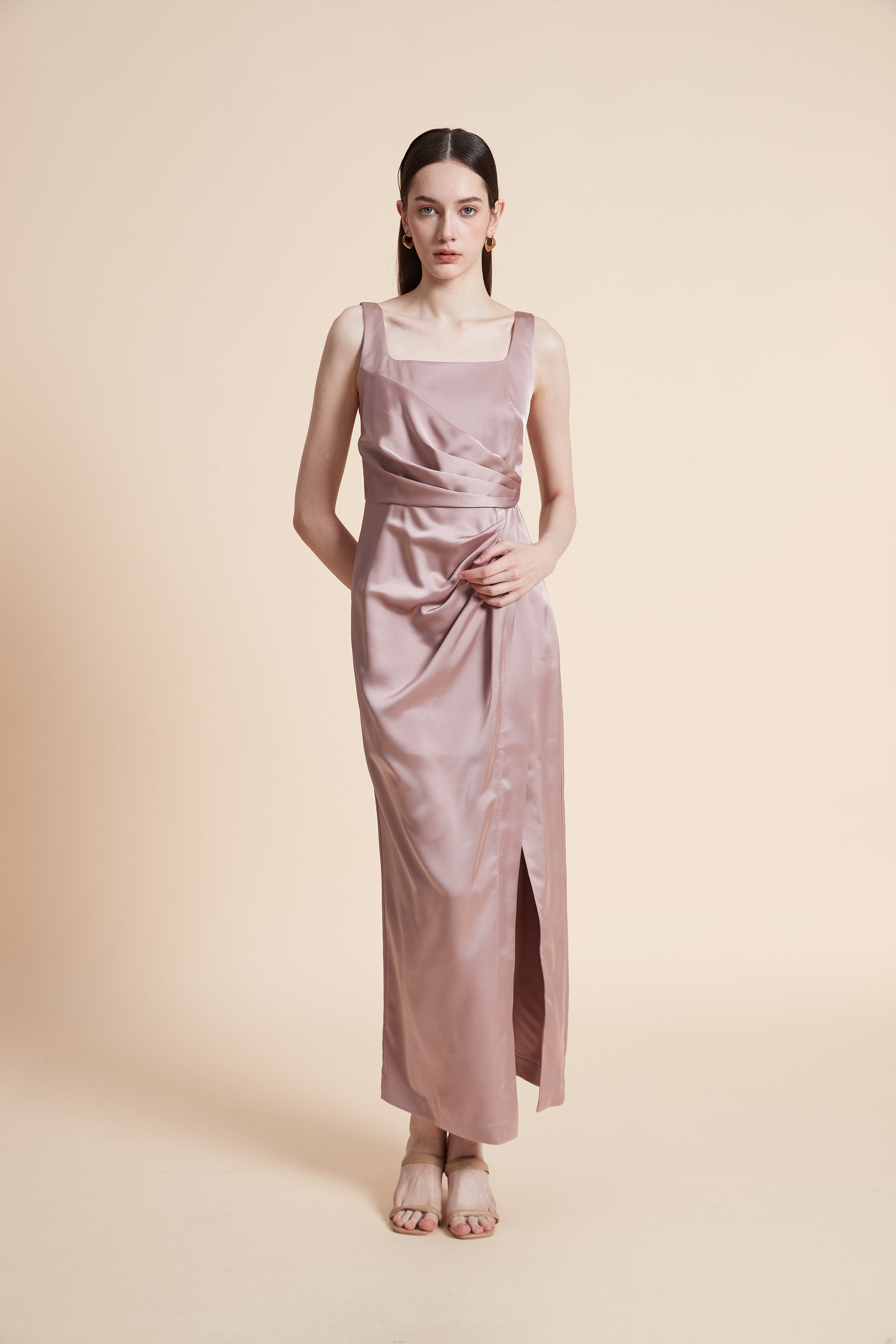 فستان ماكسي بدون أكمام بفتحة أمامية