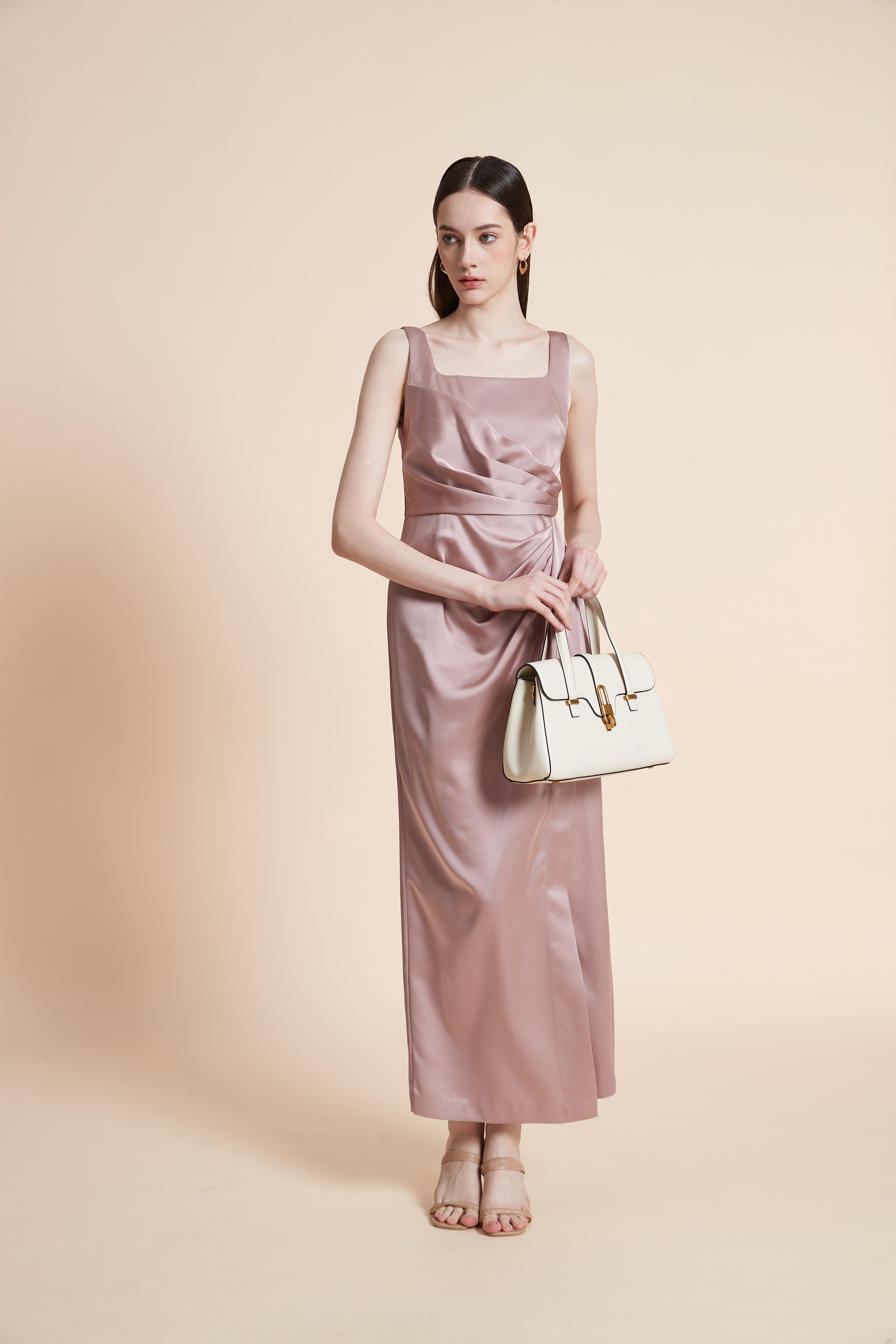 فستان ماكسي بدون أكمام بفتحة أمامية