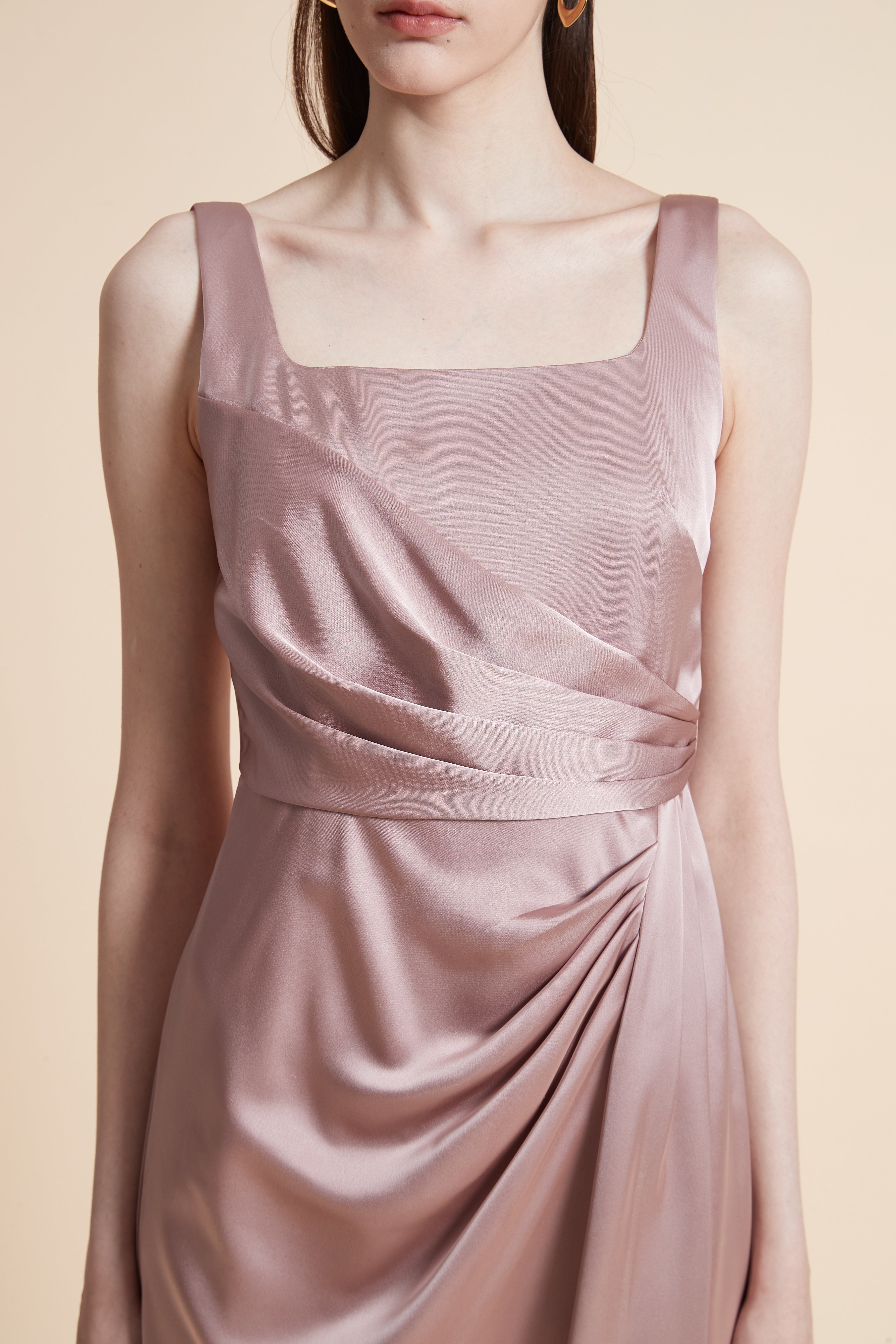 فستان ماكسي بدون أكمام بفتحة أمامية