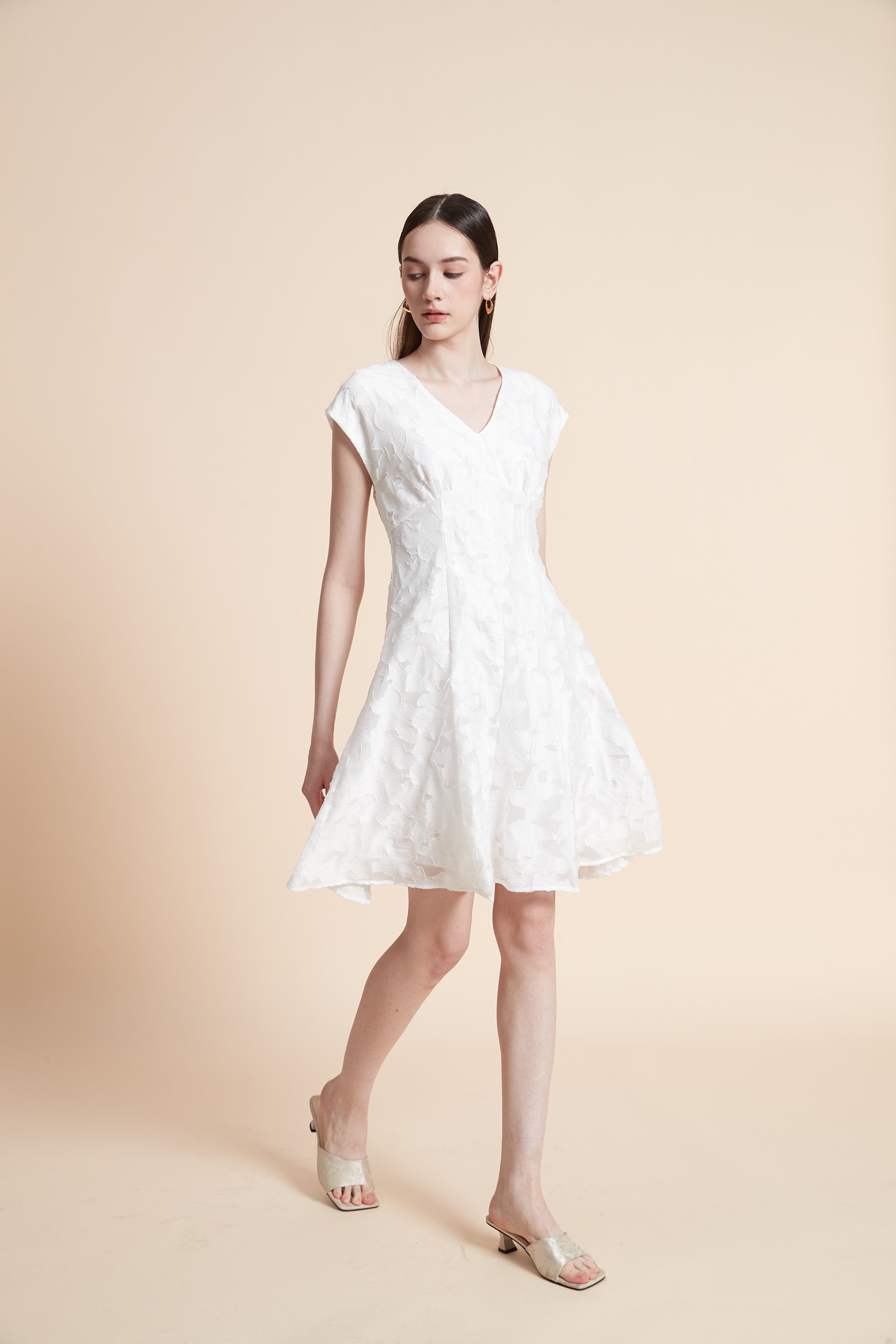 فستان بطول الركبة مطرزة بأكمام قصيرة