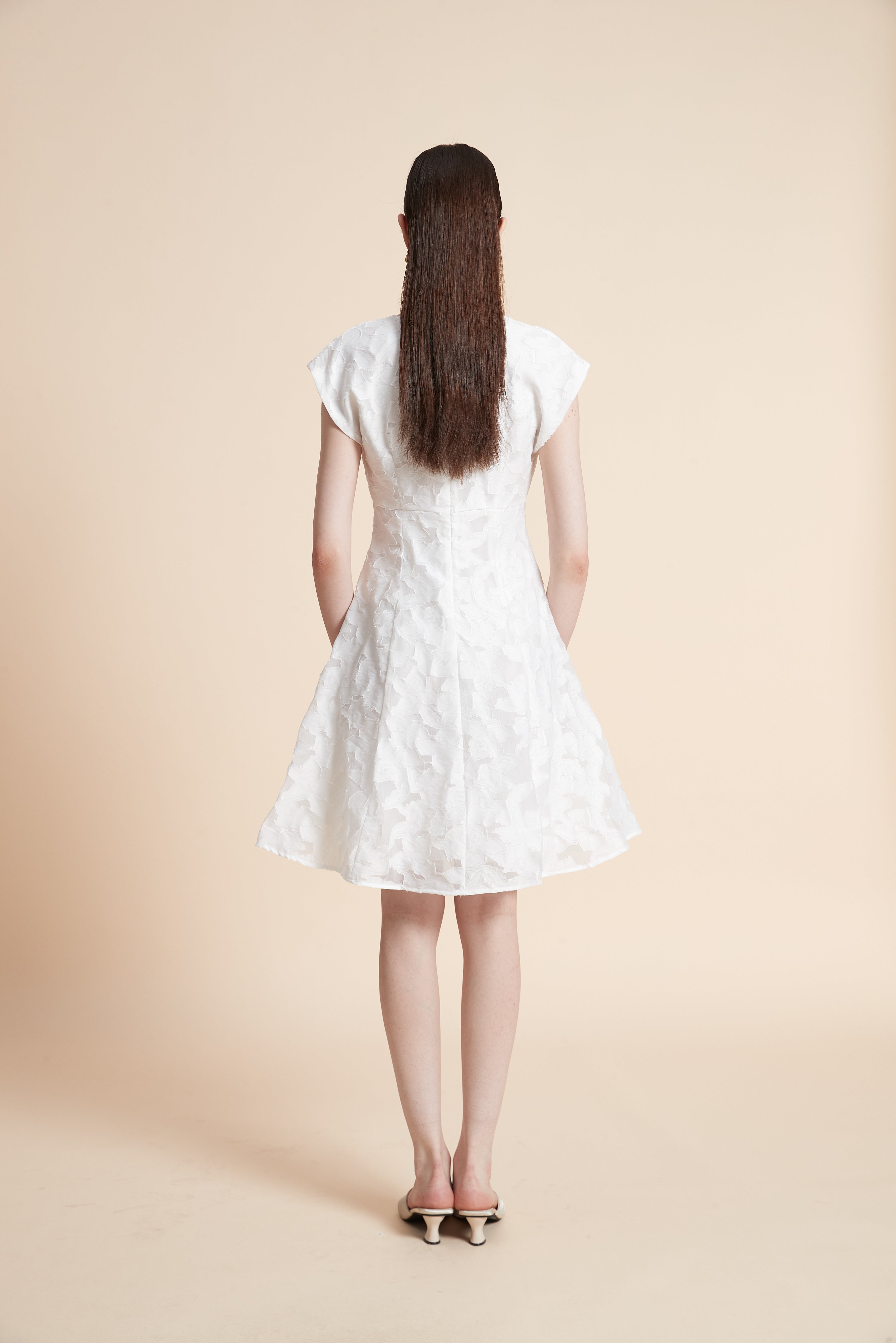 فستان بطول الركبة مطرزة بأكمام قصيرة