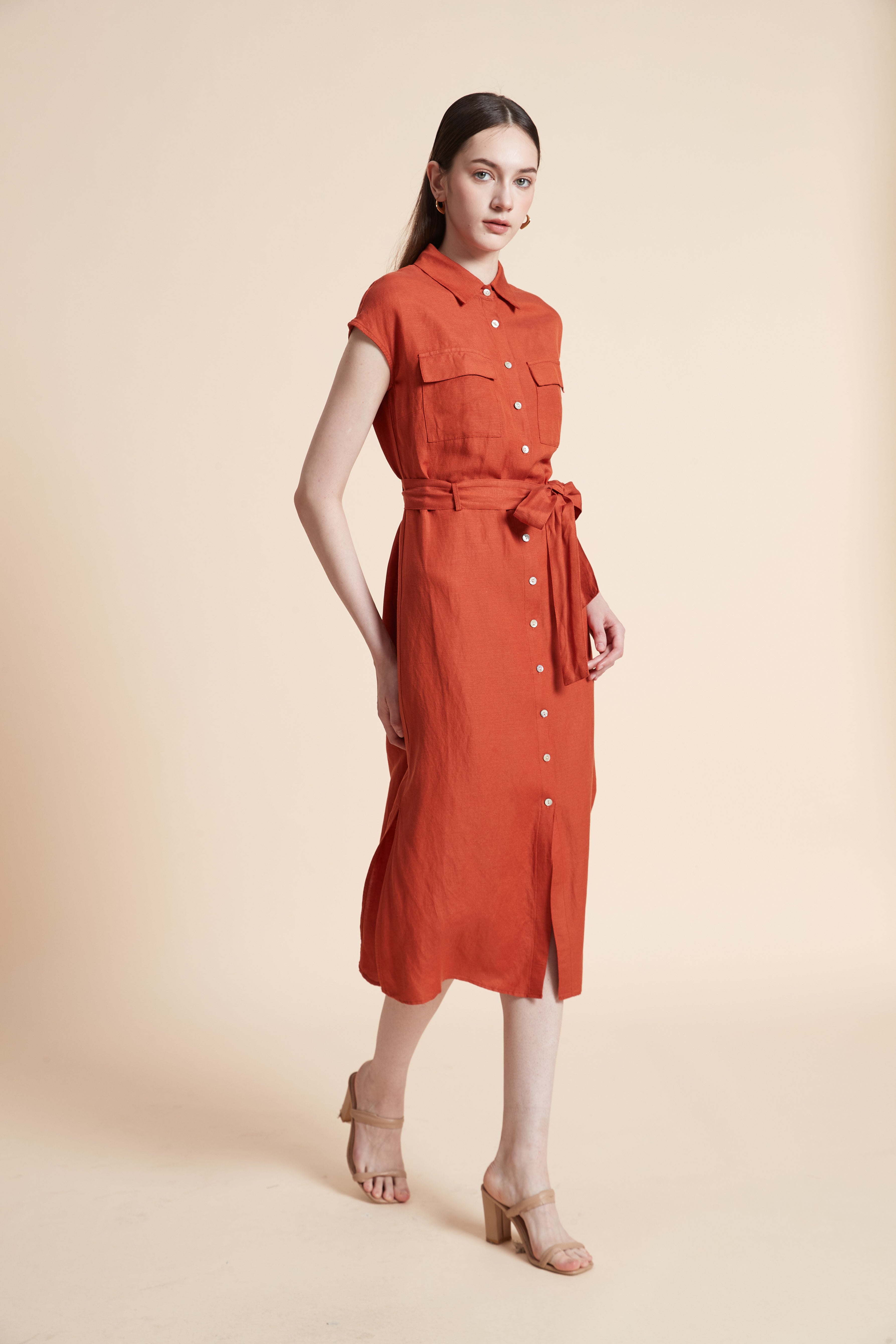 فستان ميدي بربطة خصر بأكمام قصيرة