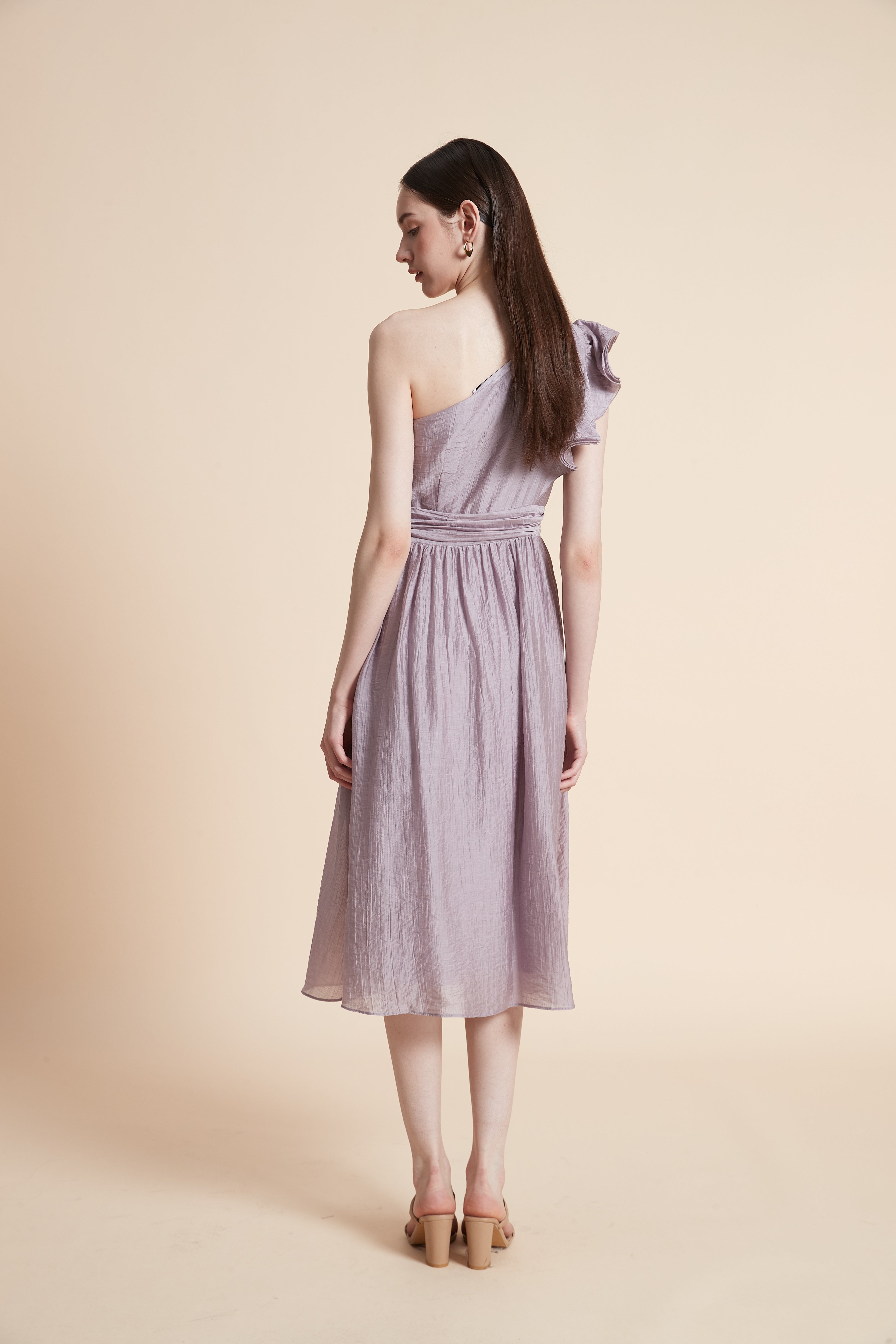 فستان ميدي بدون أكمام مخصر