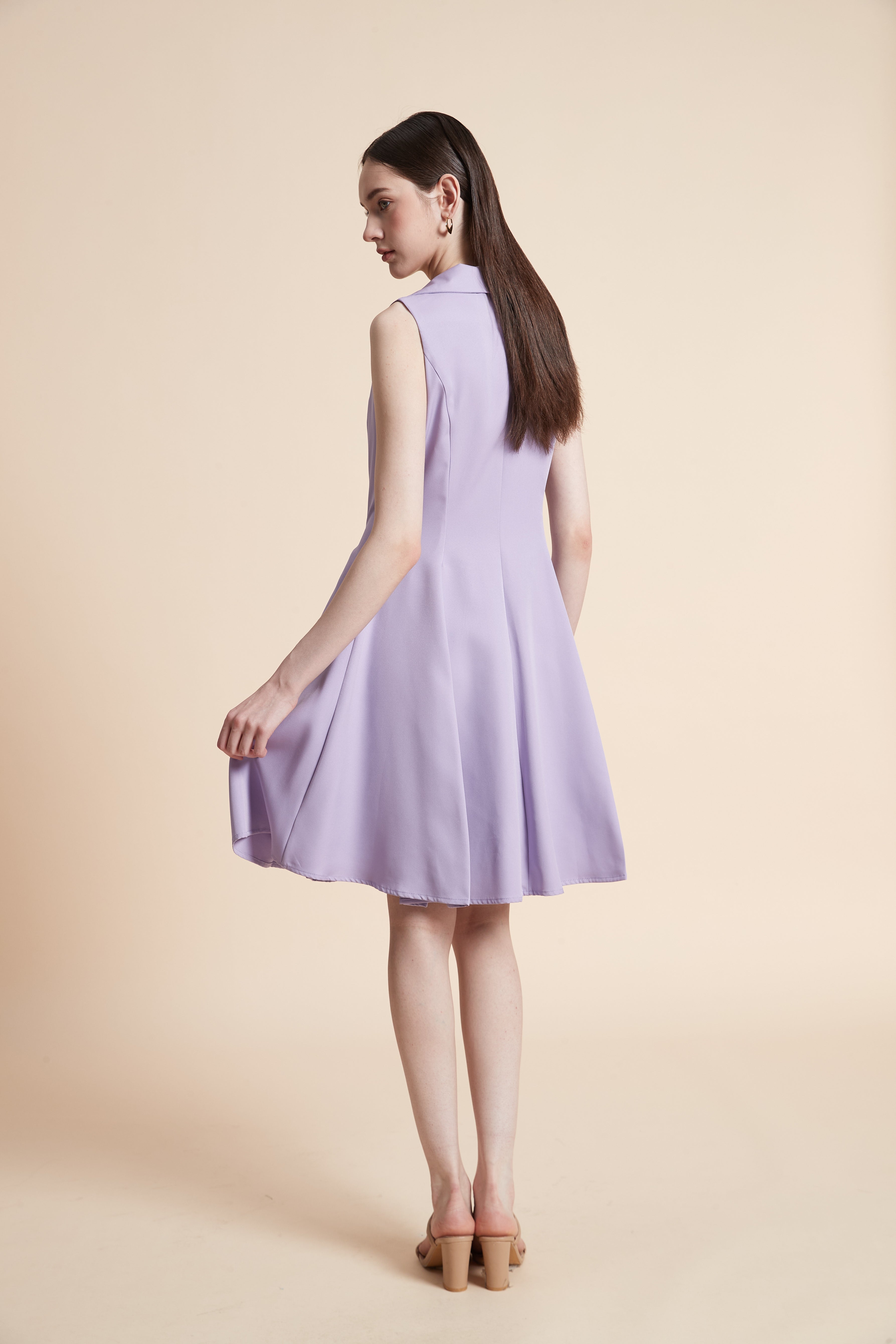 فستان بطول الركبة سادة بدون أكمام