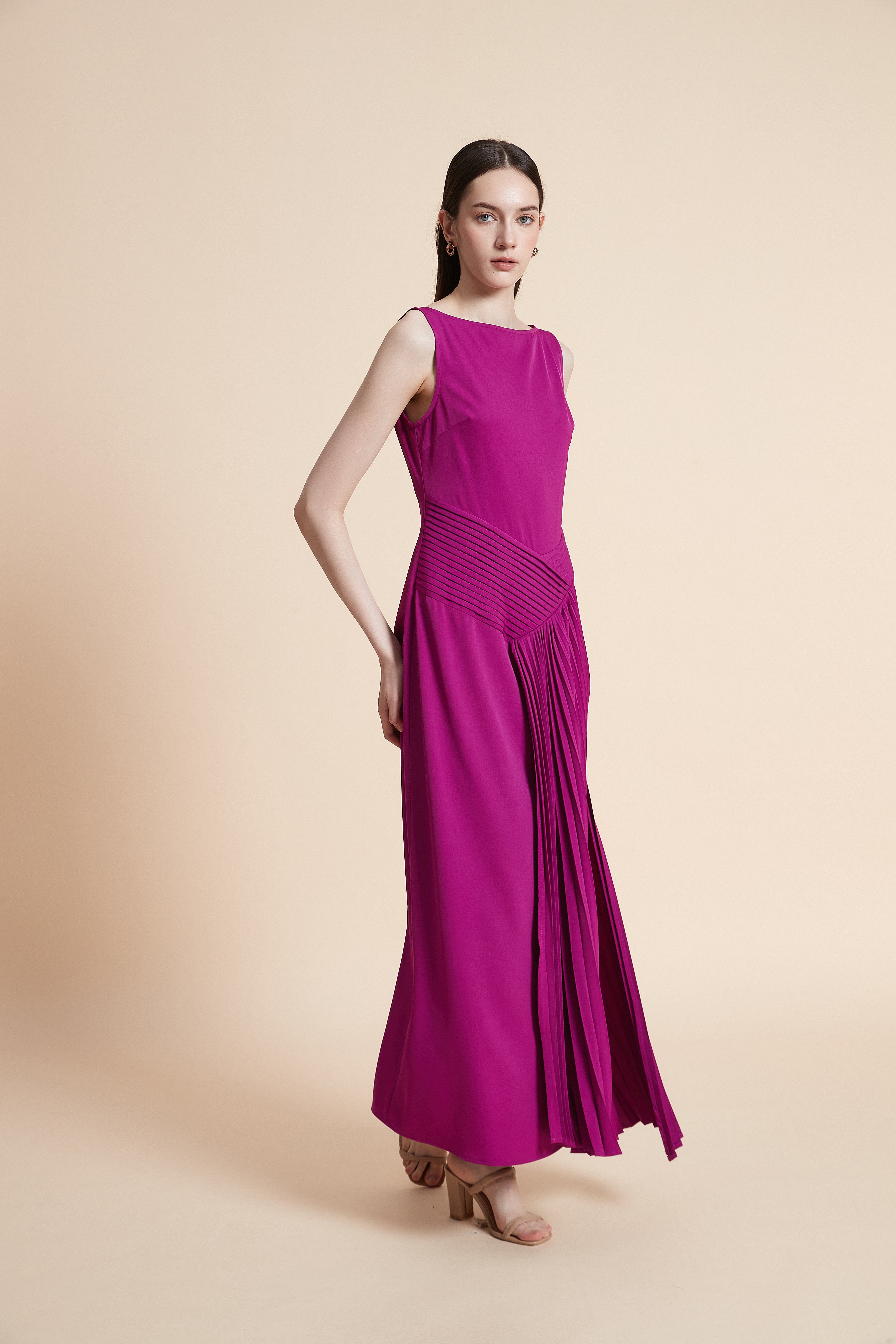 فستان طويل سادة بدون أكمام