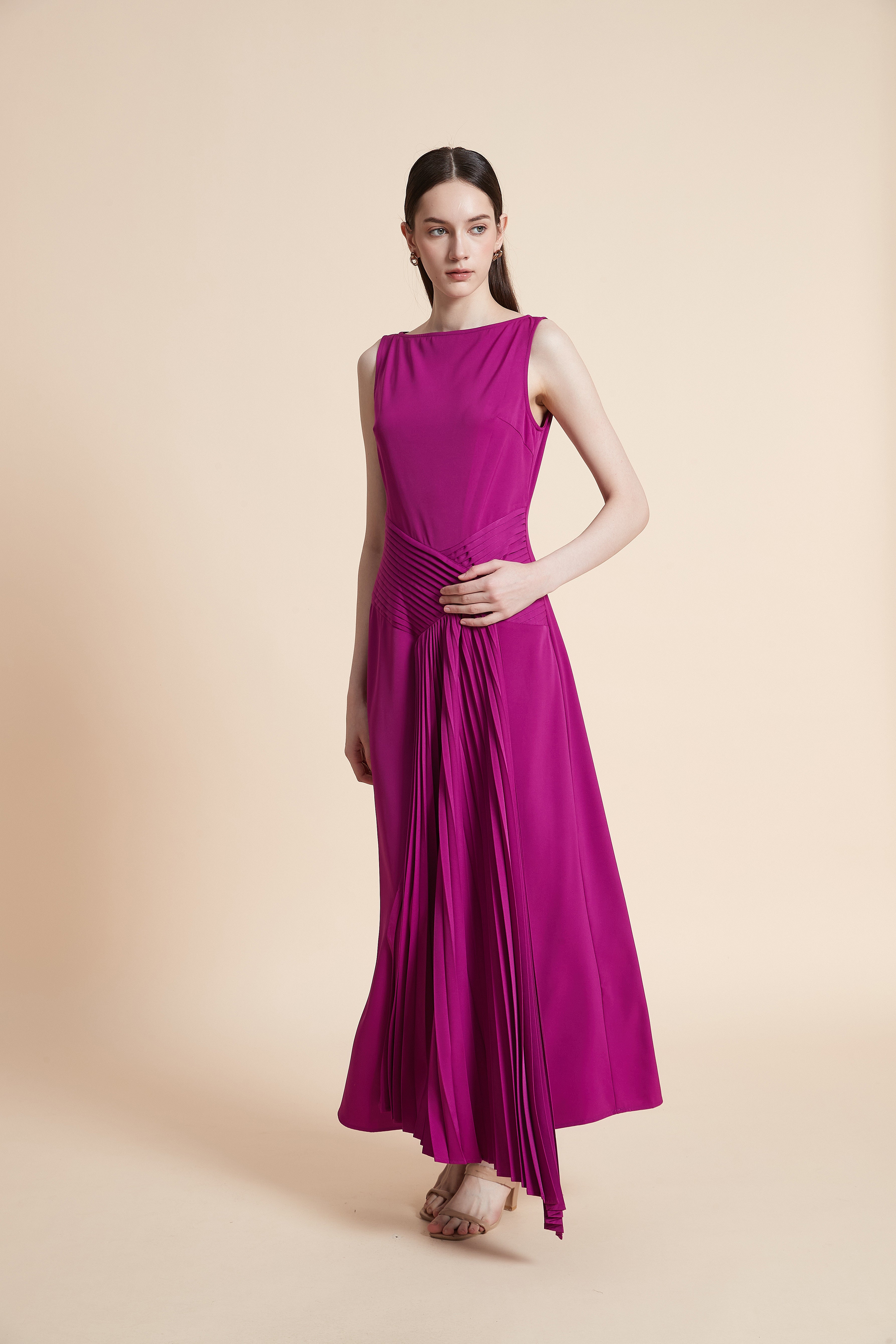 فستان طويل سادة بدون أكمام