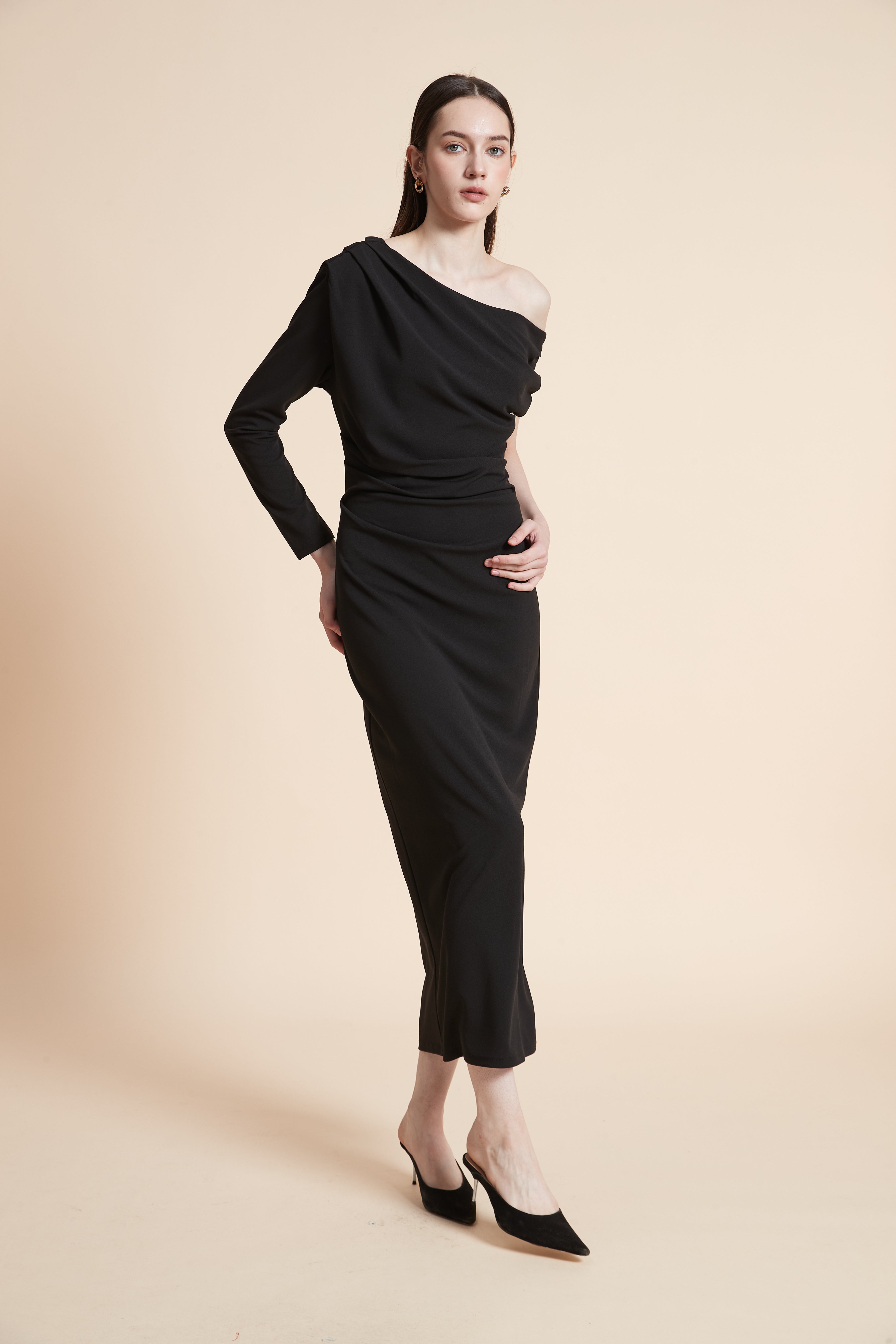 فستان ميدي بأكمام طويلة مكشوف الأكتاف