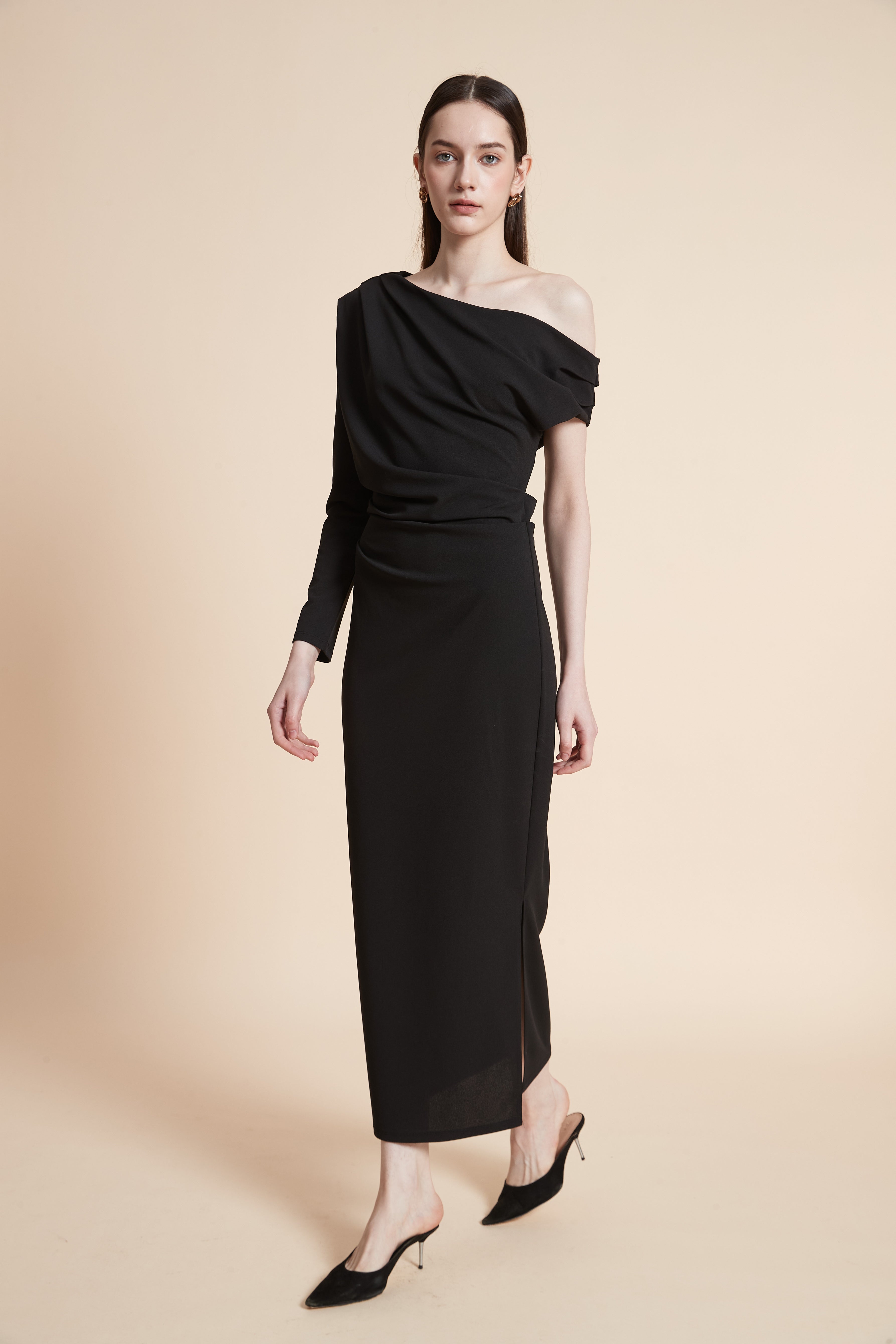 فستان ميدي بأكمام طويلة مكشوف الأكتاف