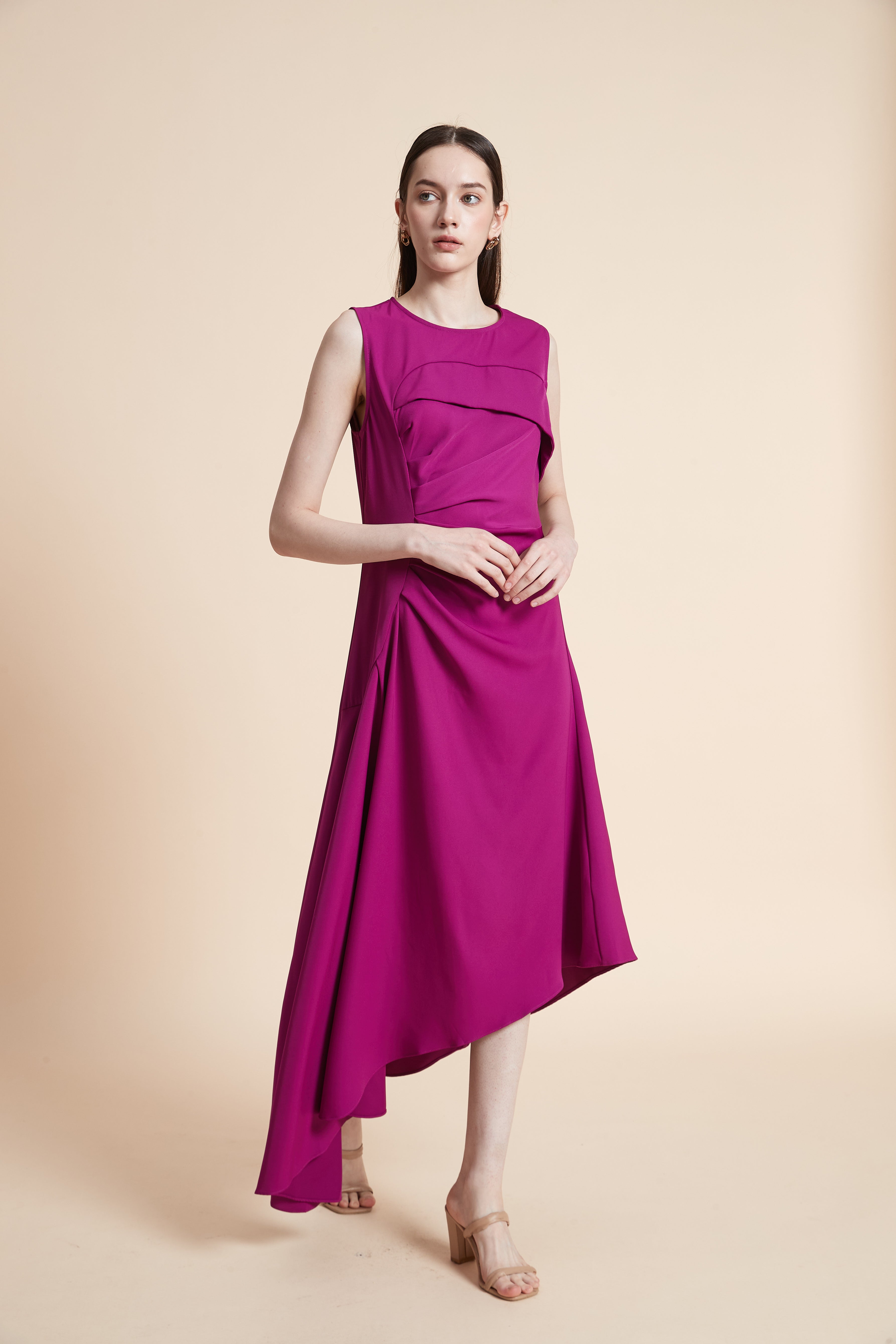 فستان ميدي سادة بدون أكمام