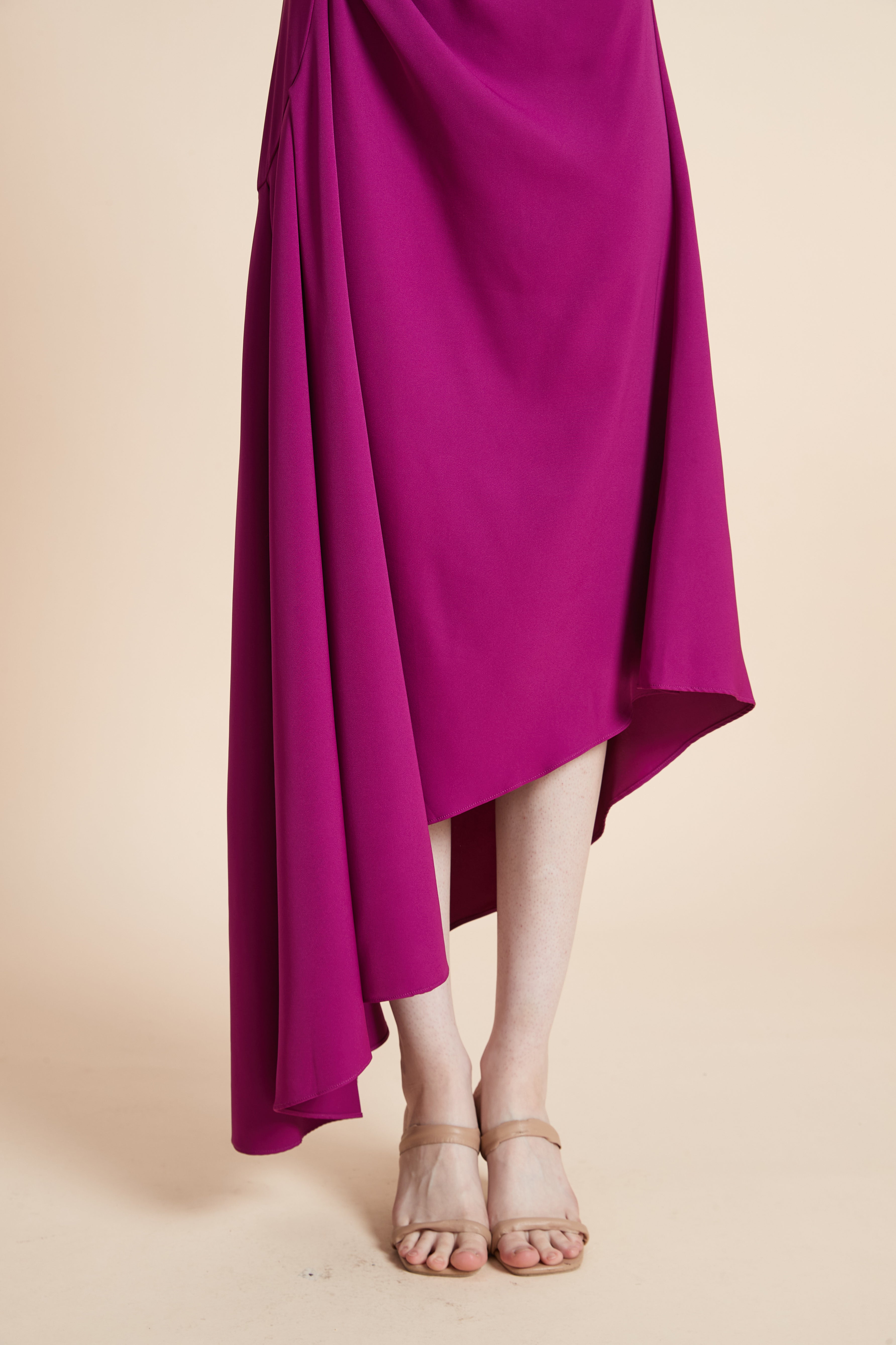 فستان ميدي سادة بدون أكمام