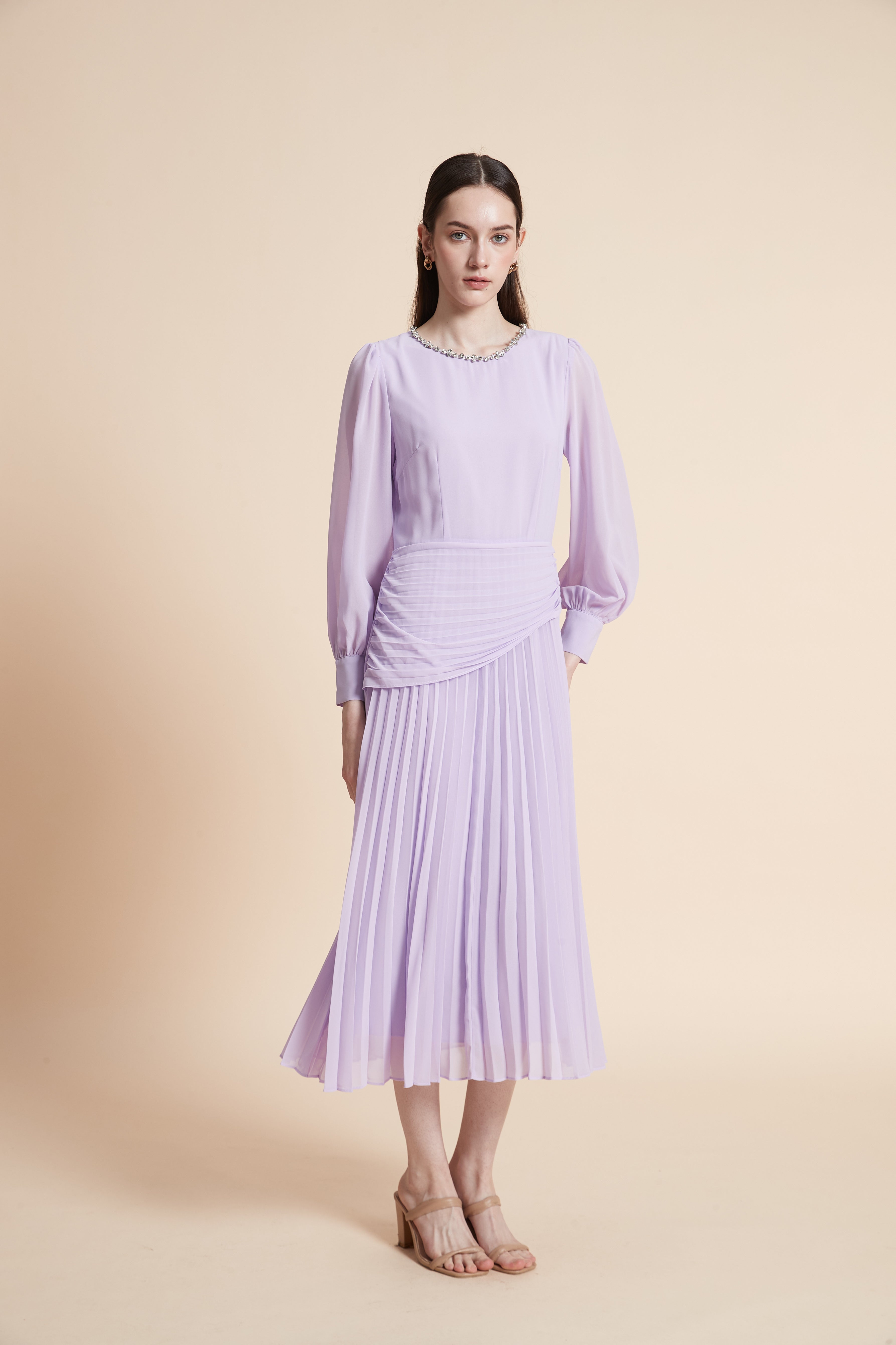 فستان ميدي بليسيه بأكمام طويلة