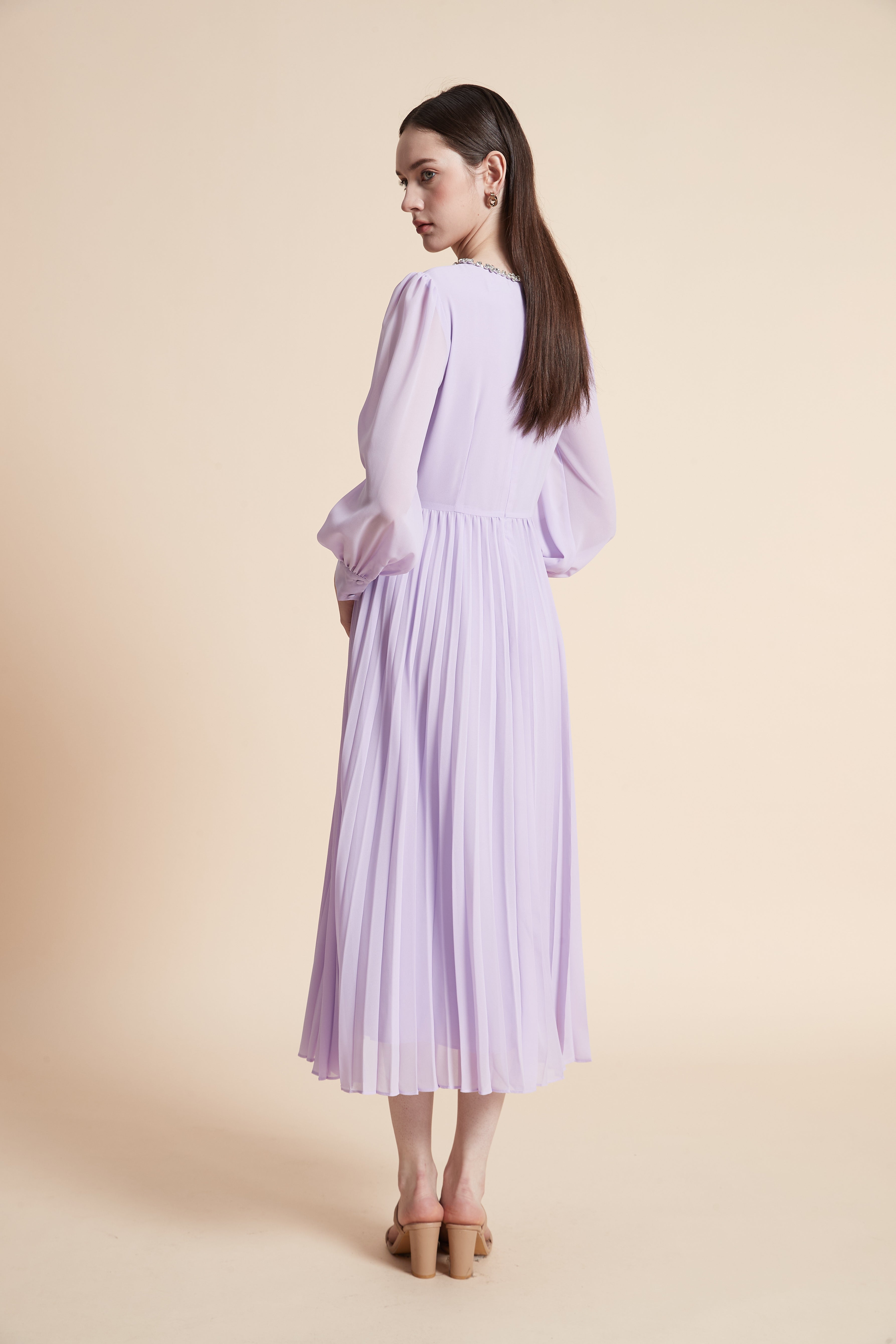 فستان ميدي بليسيه بأكمام طويلة