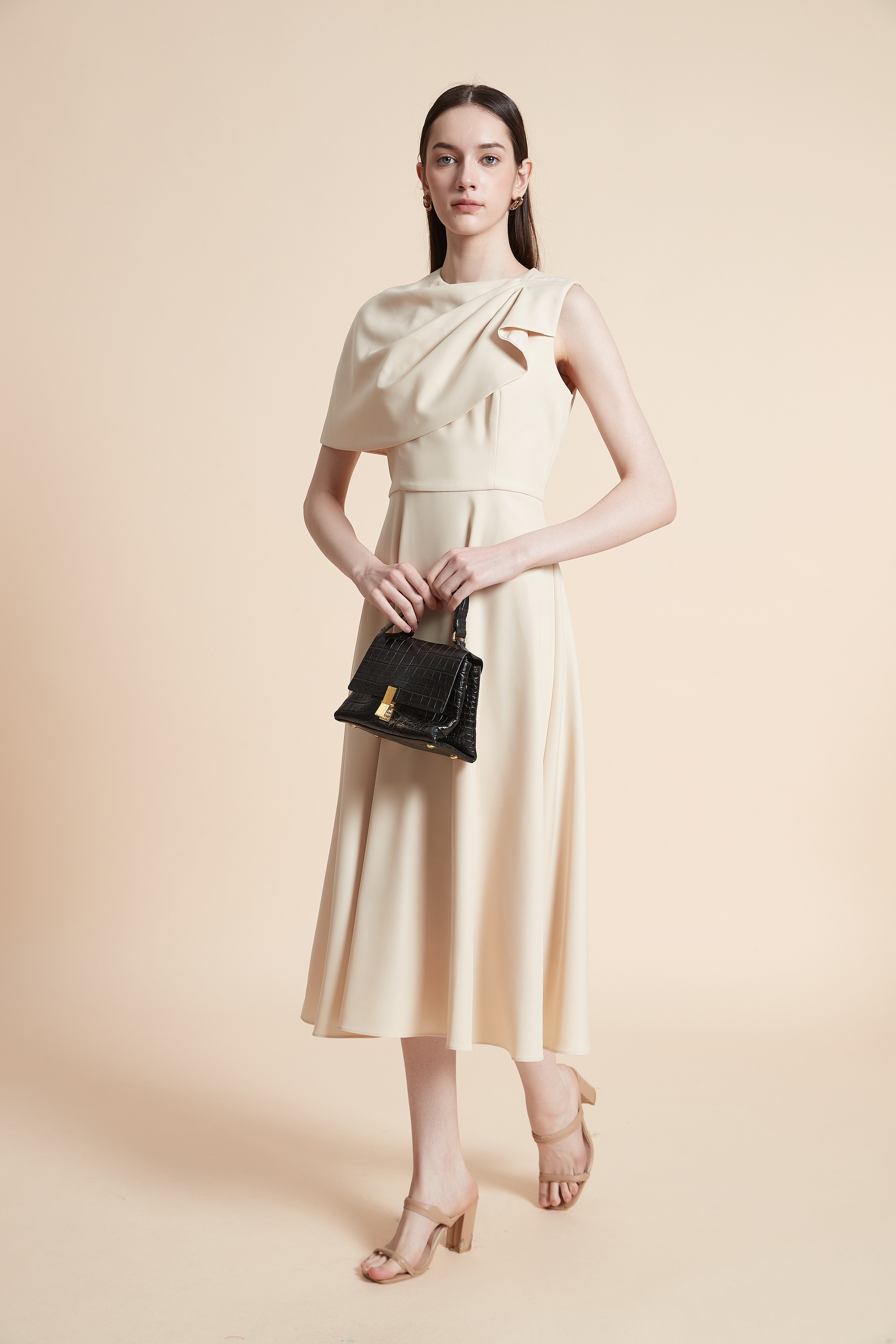 فستان ميدي سادة بأكمام قصيرة