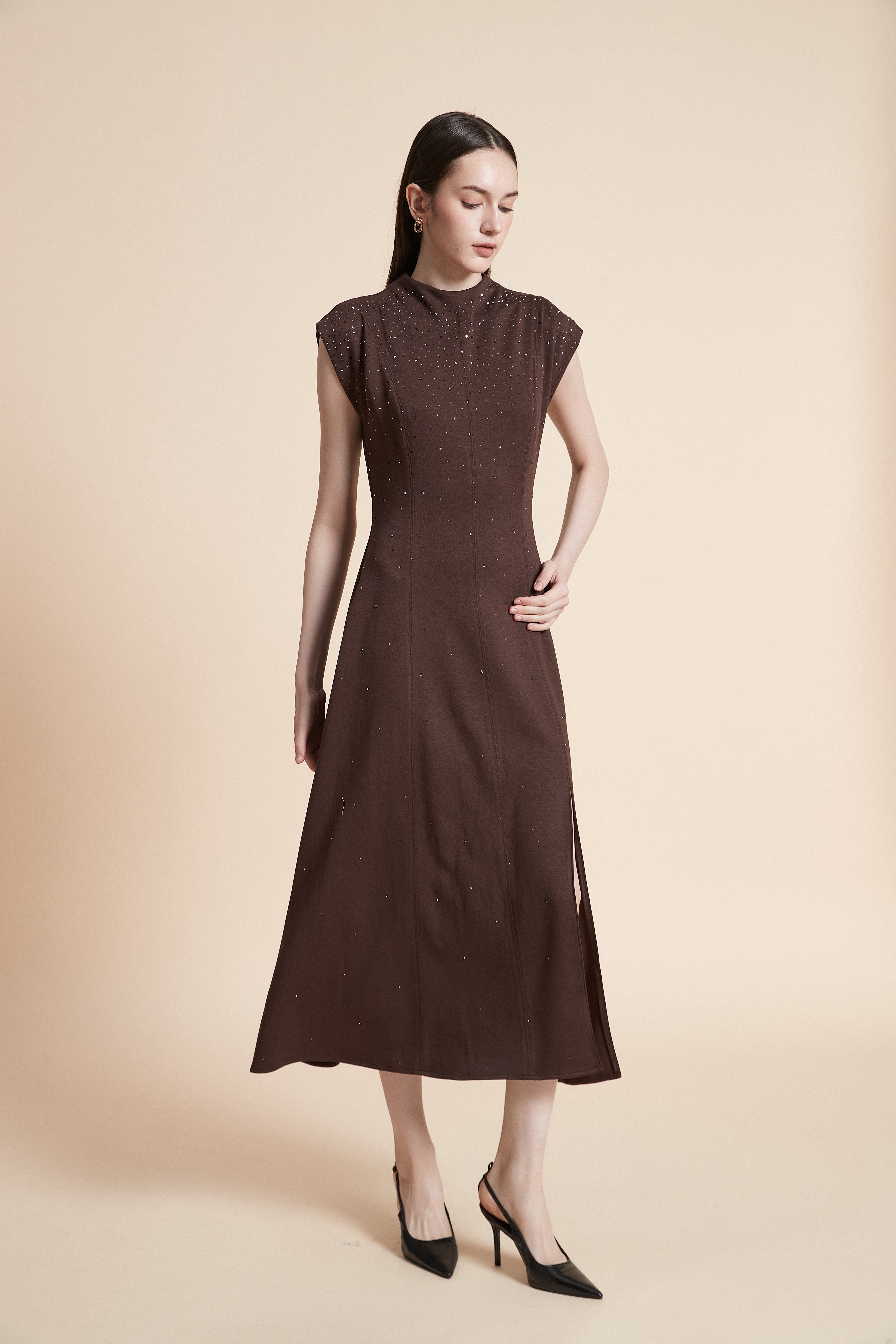 فستان ميدي بدون أكمام ناعم