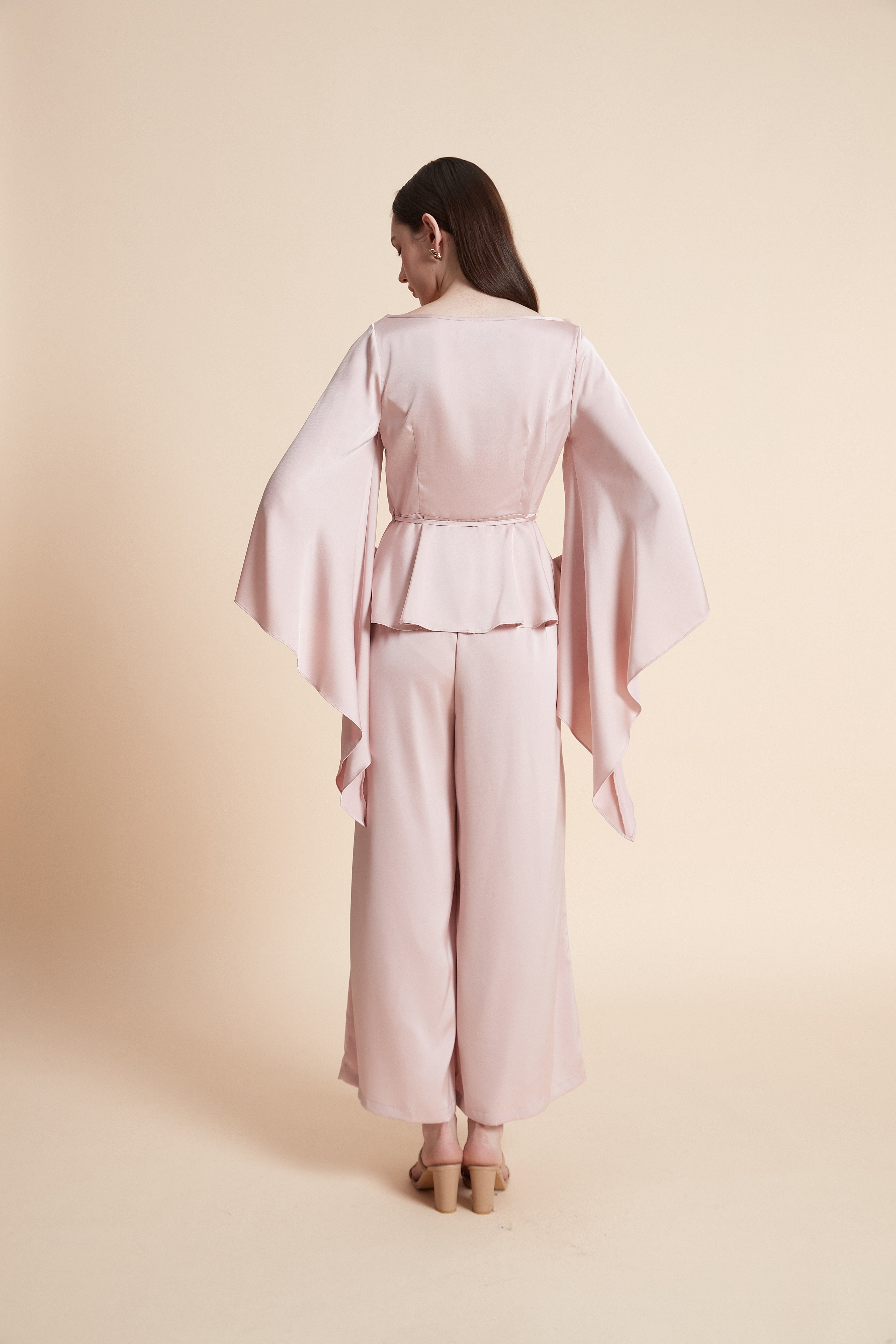 بلوزة سادة بأكمام فراشة برباط خصر