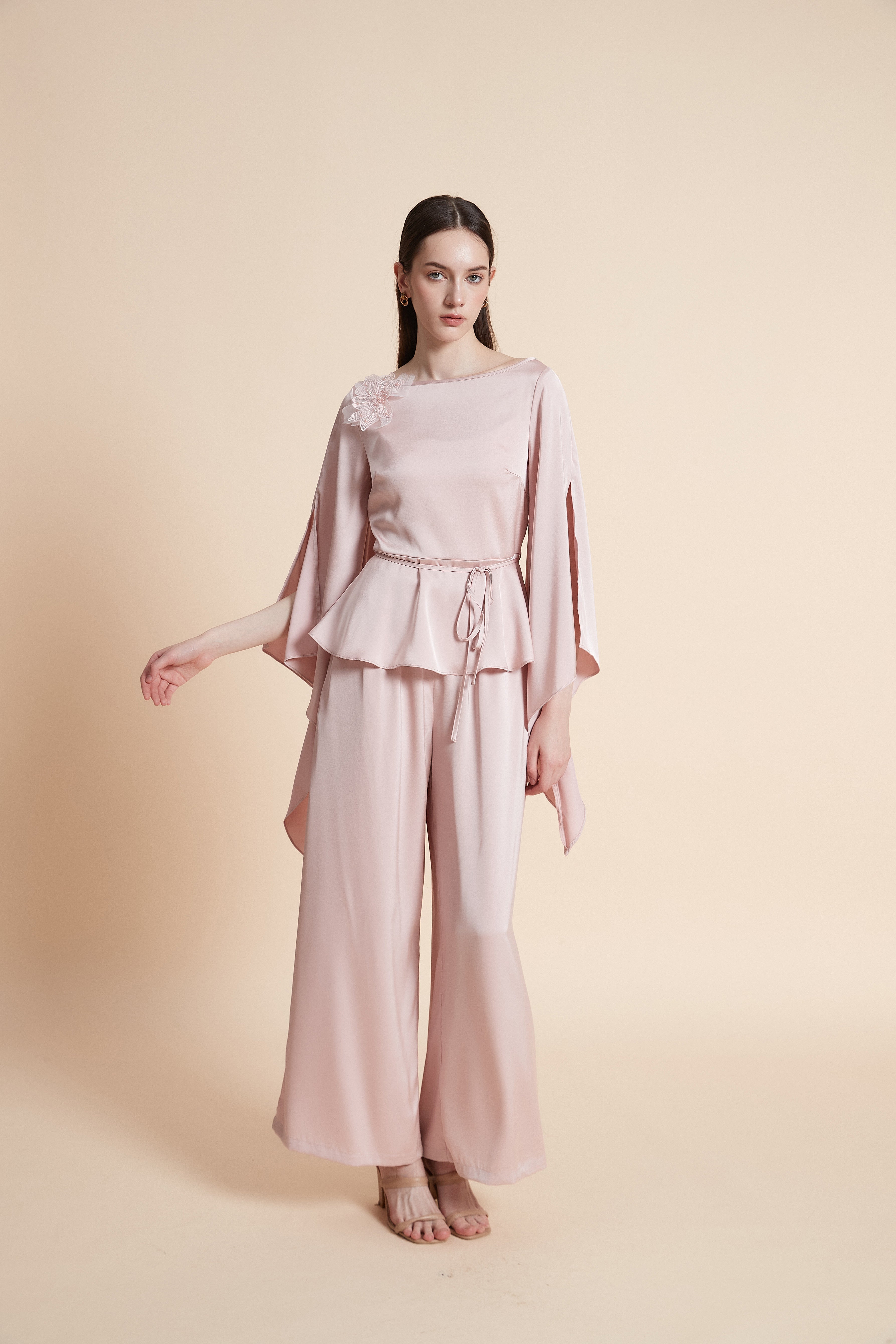 بلوزة سادة بأكمام فراشة برباط خصر