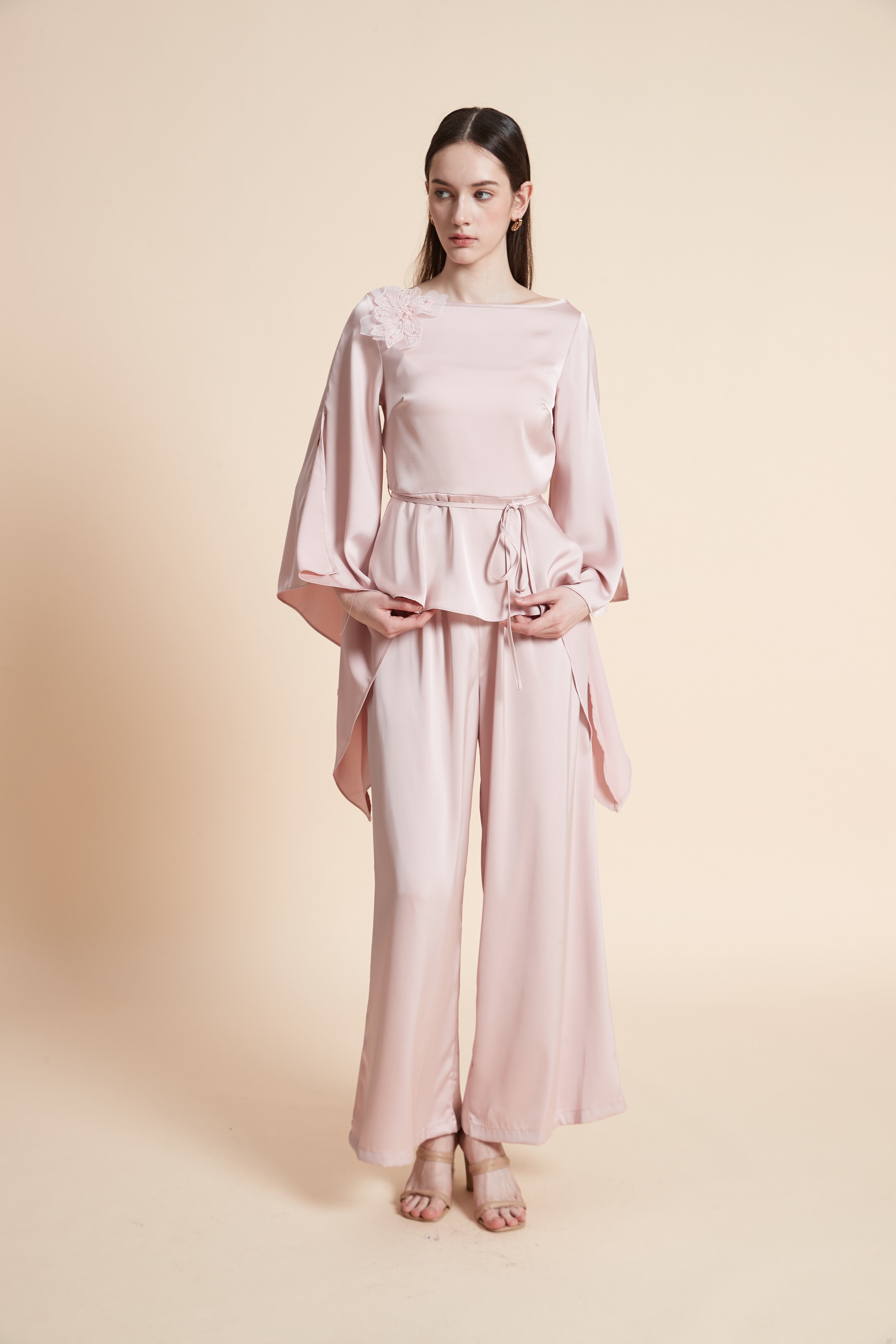 بلوزة سادة بأكمام فراشة برباط خصر