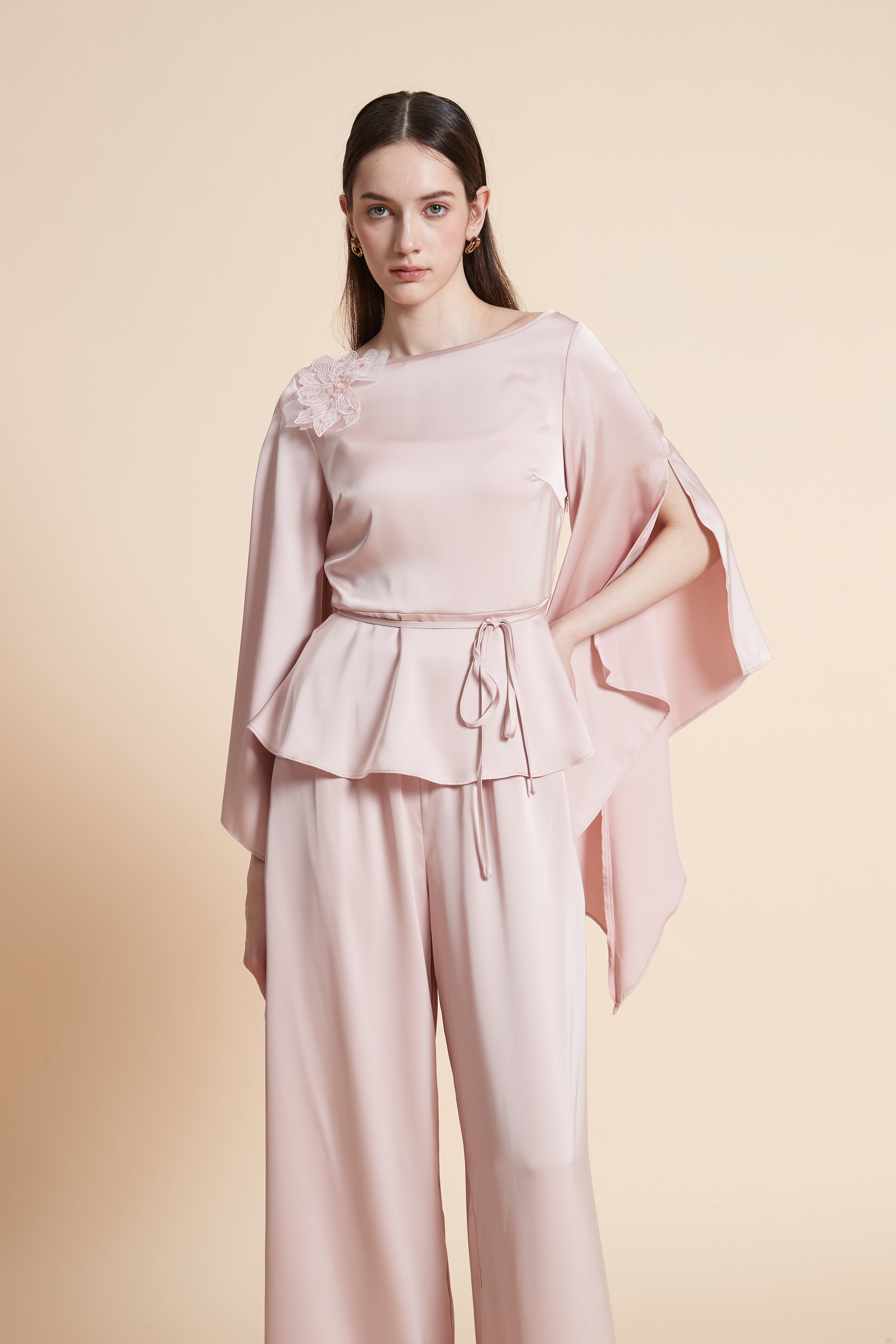 بلوزة سادة بأكمام فراشة برباط خصر