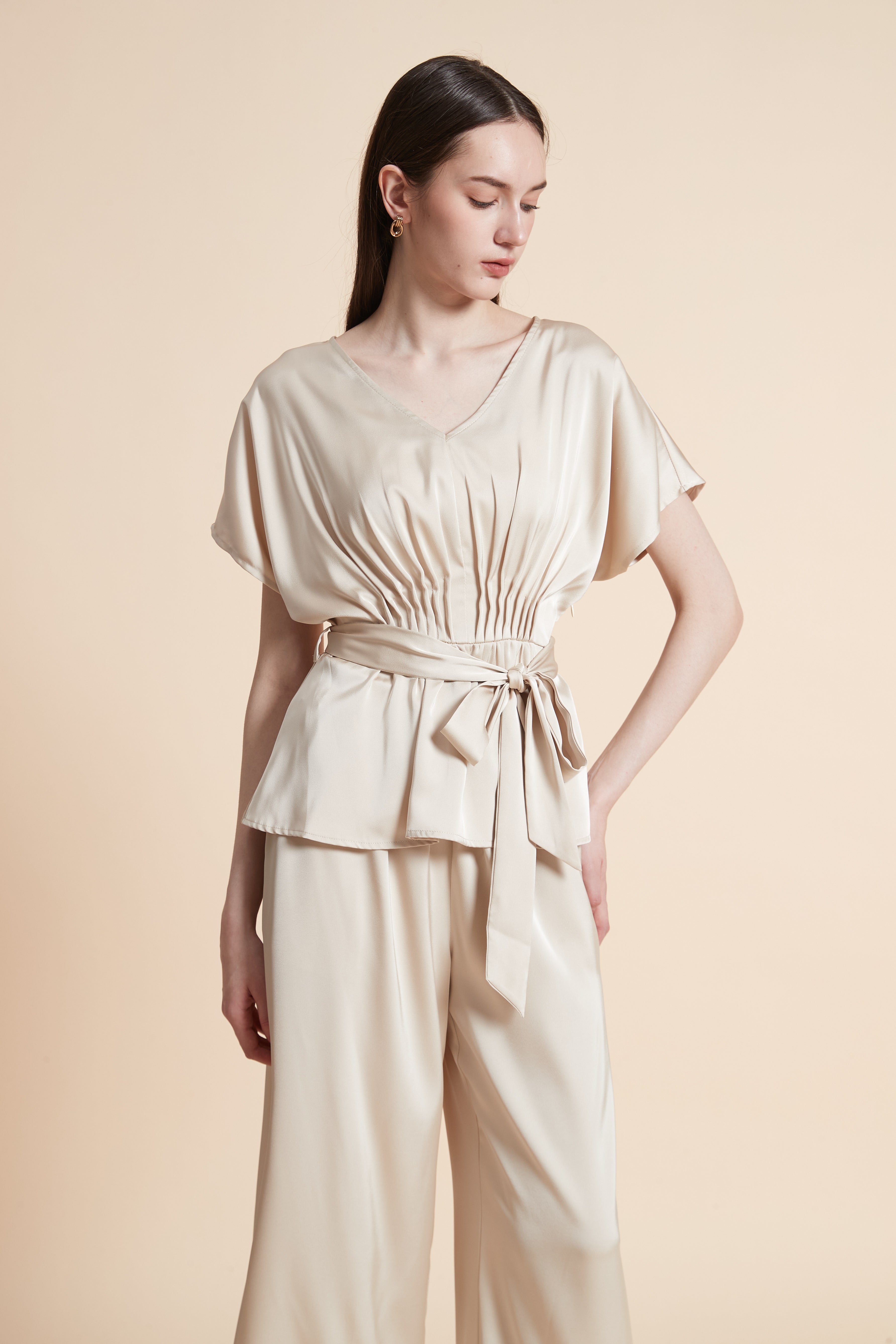 بلوزة سادة بأكمام قصيرة بربطة خصر