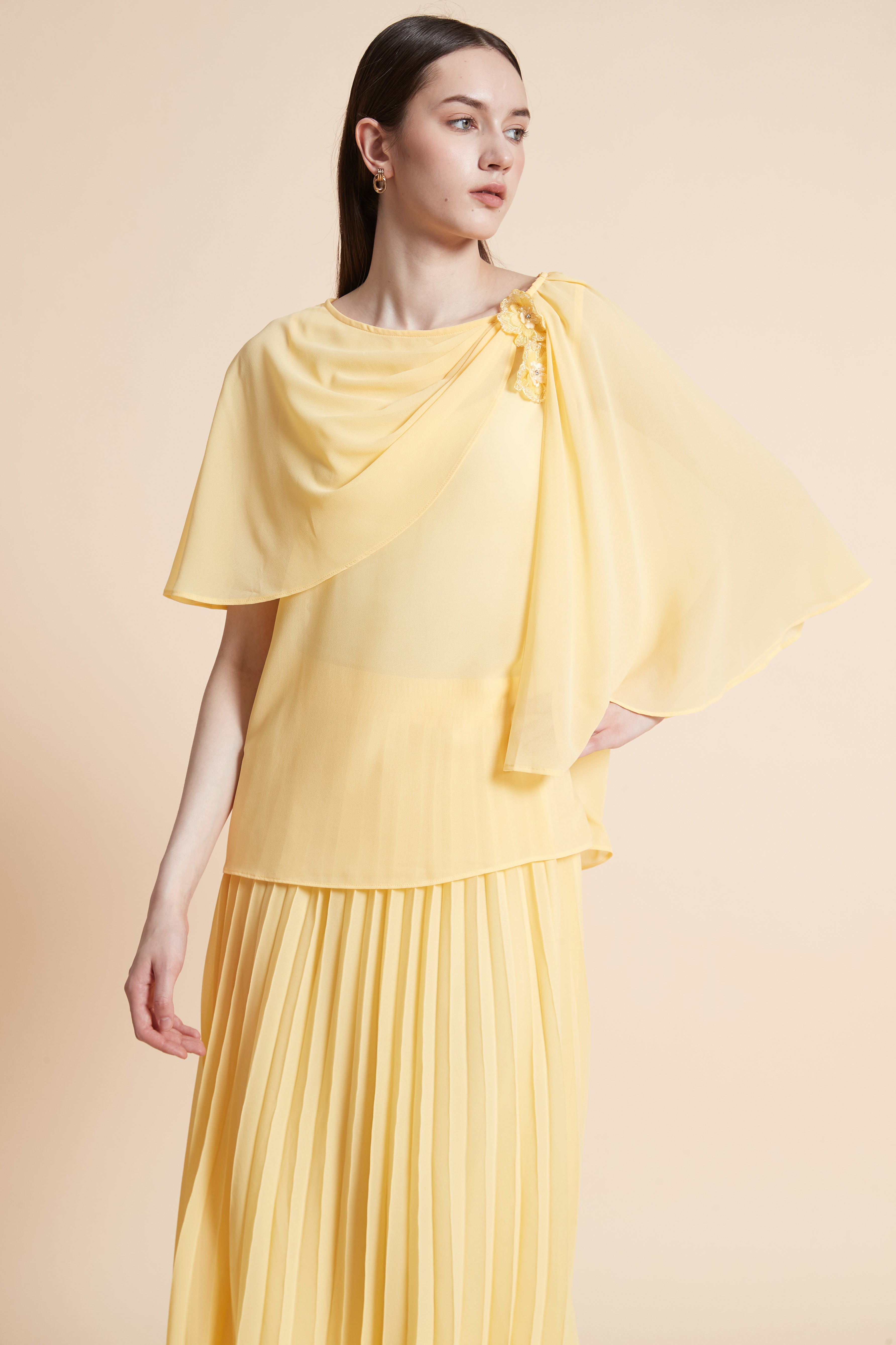 بلوزة سادة بأكمام قصيرة