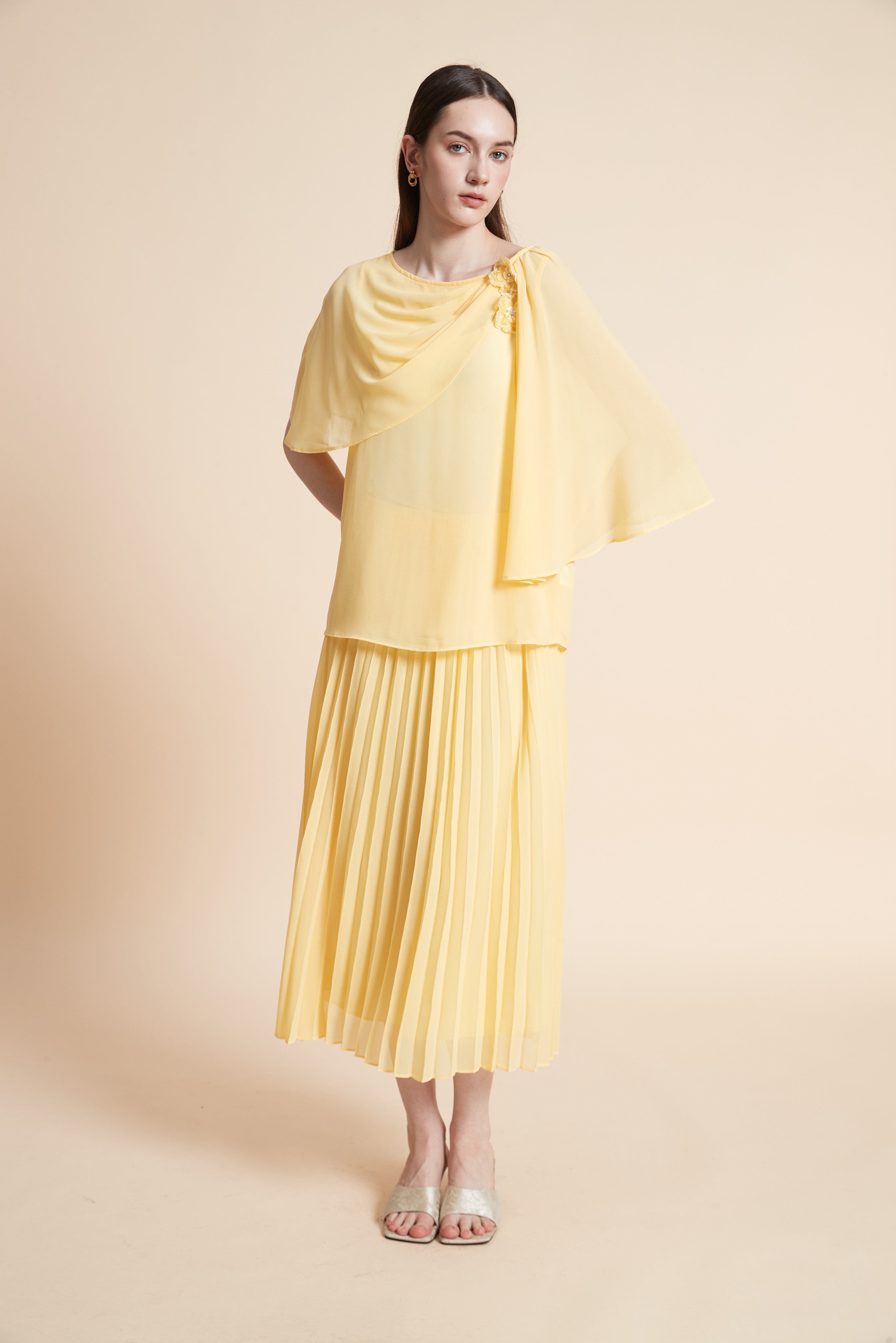 بلوزة سادة بأكمام قصيرة