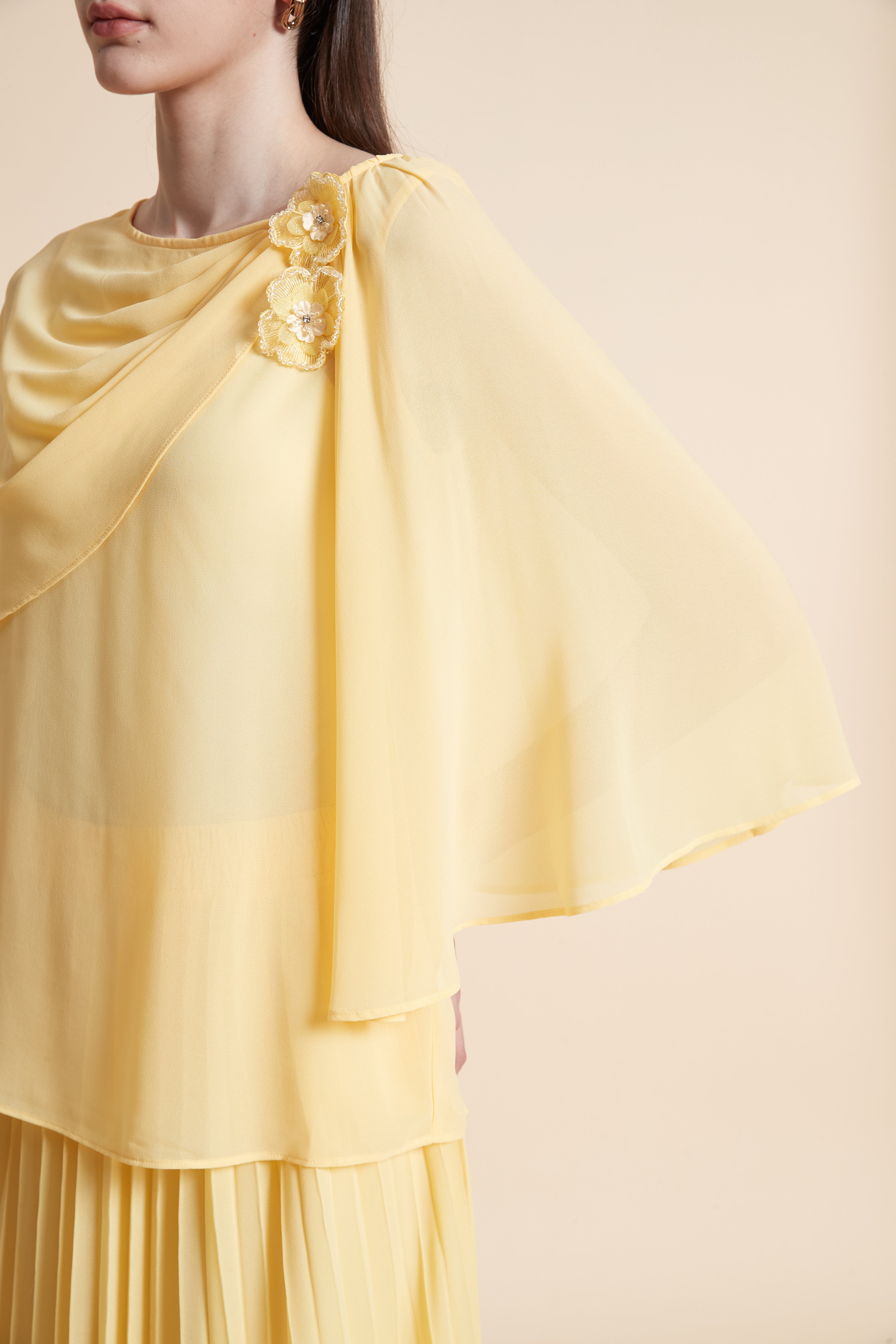 بلوزة سادة بأكمام قصيرة