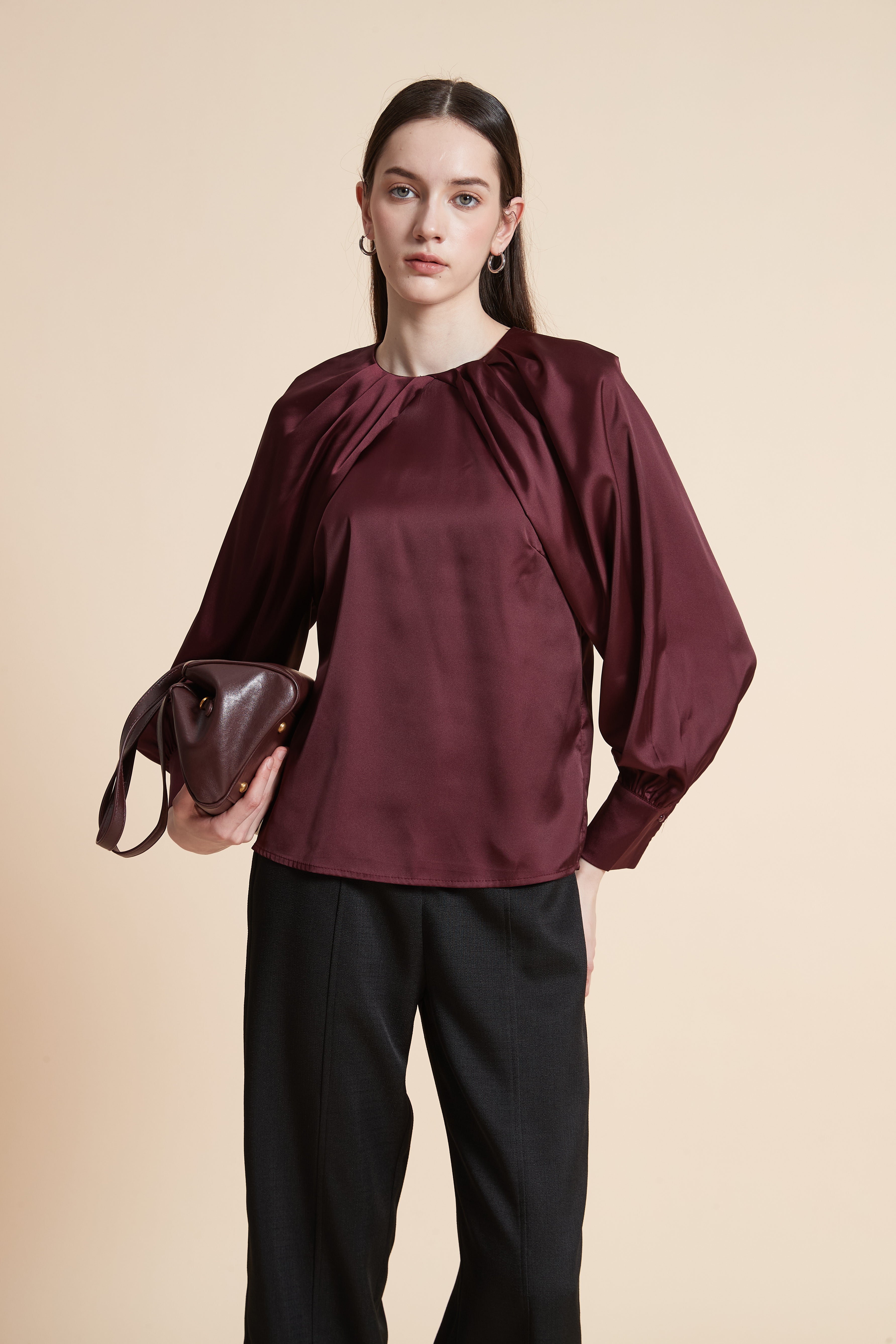 بلوزة سادة بأكمام طويلة