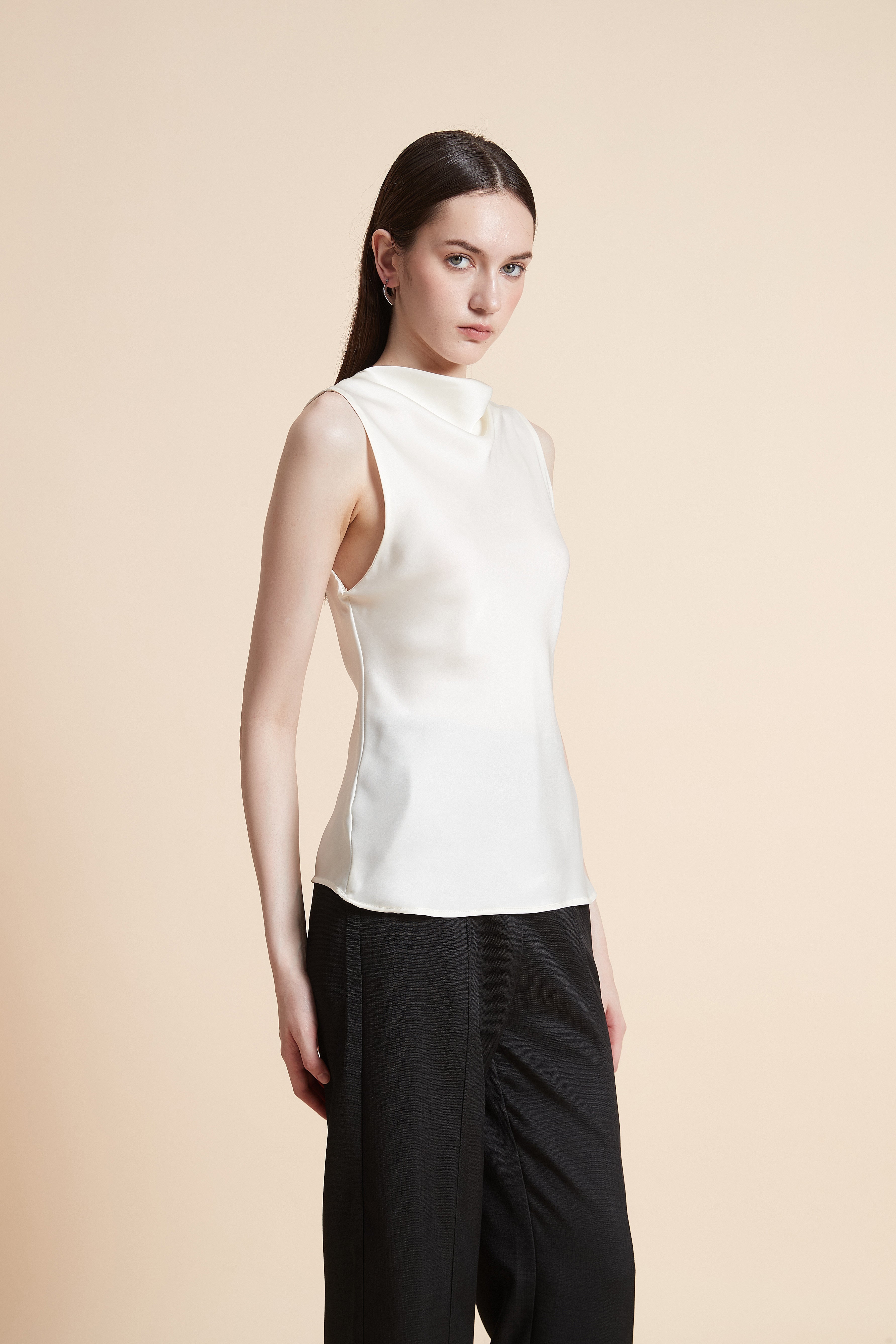 بلوزة سادة بدون أكمام ناعمة