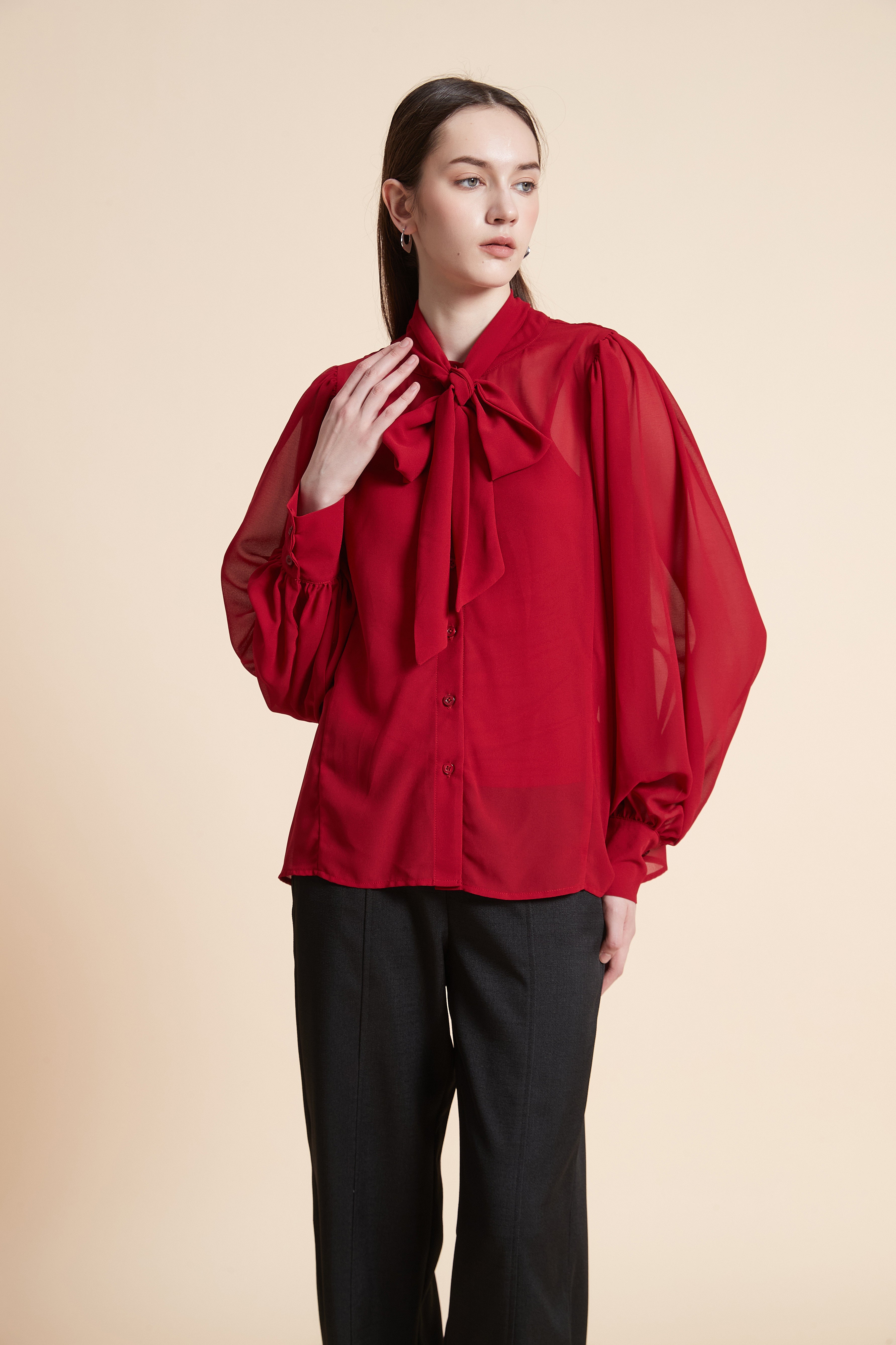 بلوزة سادة بربطة عنق بأكمام طويلة