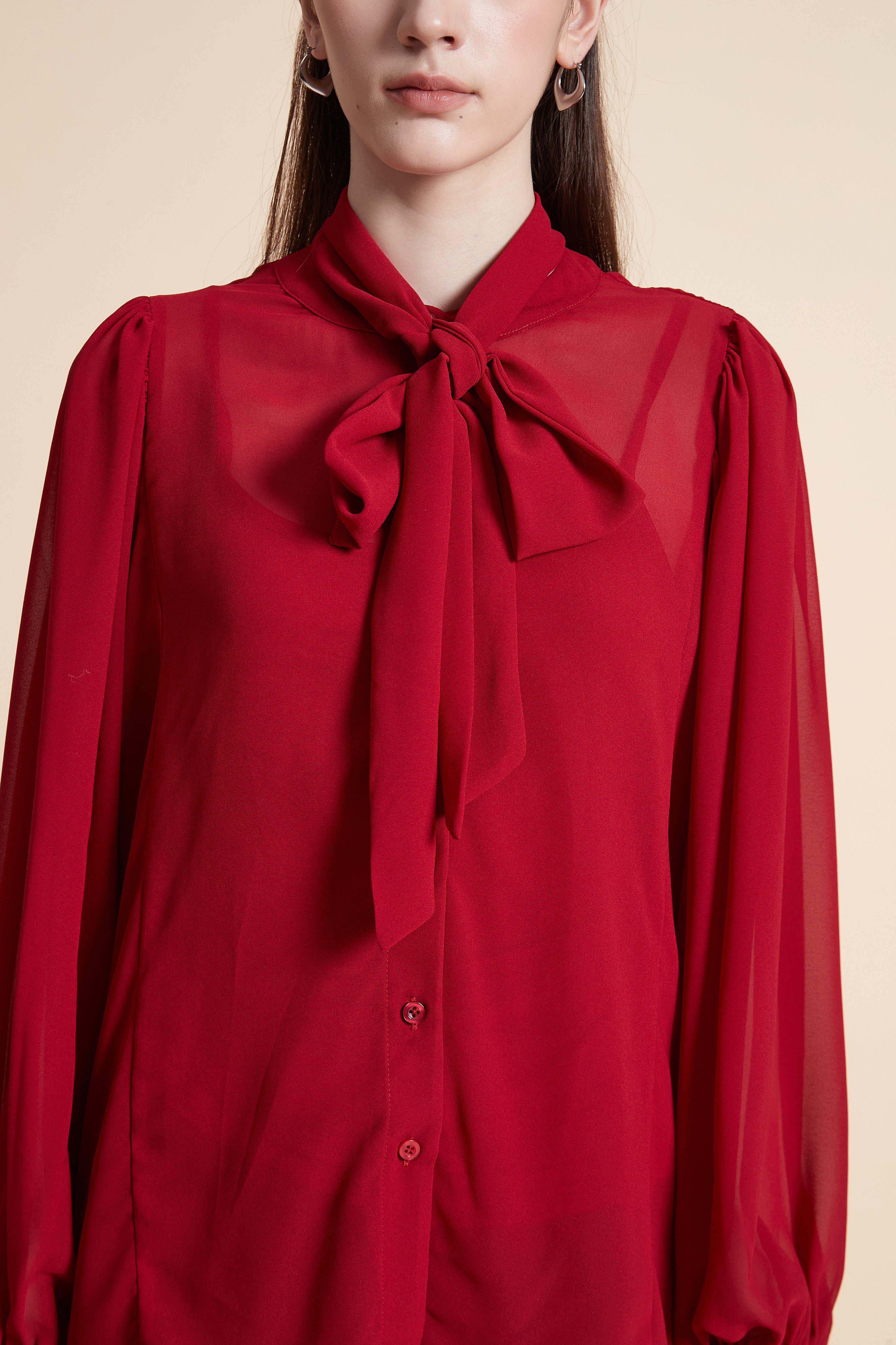 بلوزة سادة بربطة عنق بأكمام طويلة