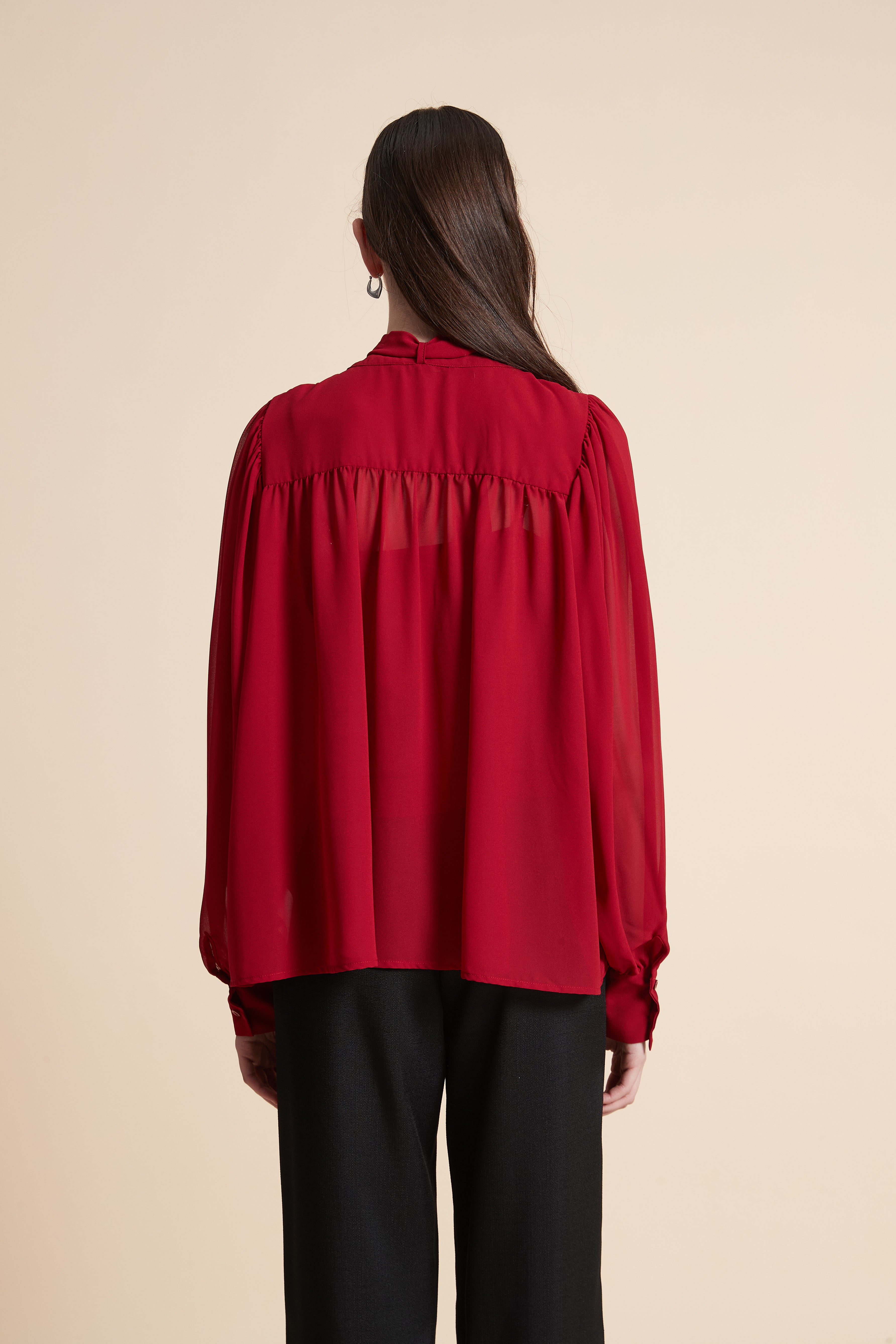 بلوزة سادة بربطة عنق بأكمام طويلة