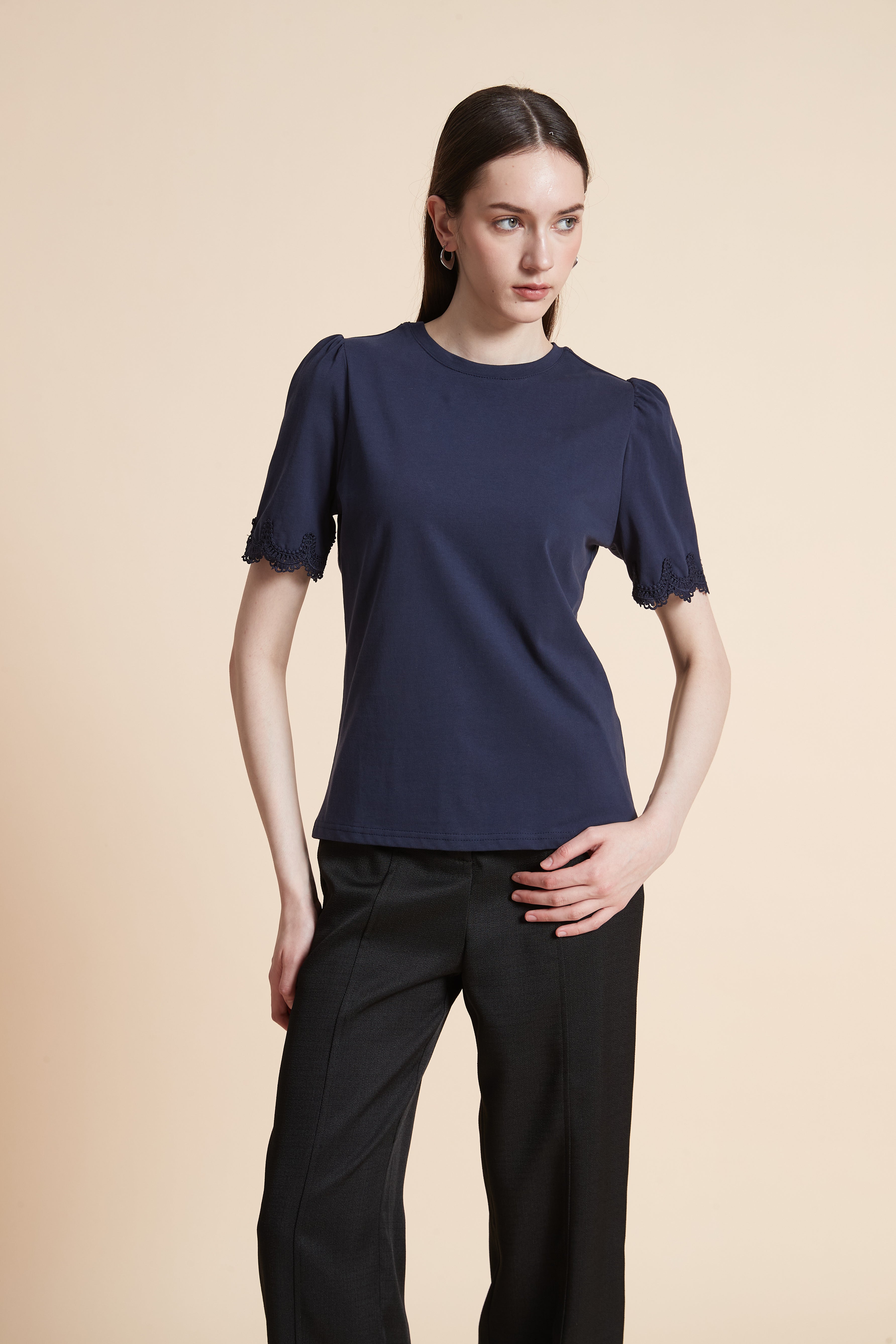 تيشيرت سادة بأكمام قصيرة مزينة بدانتيل