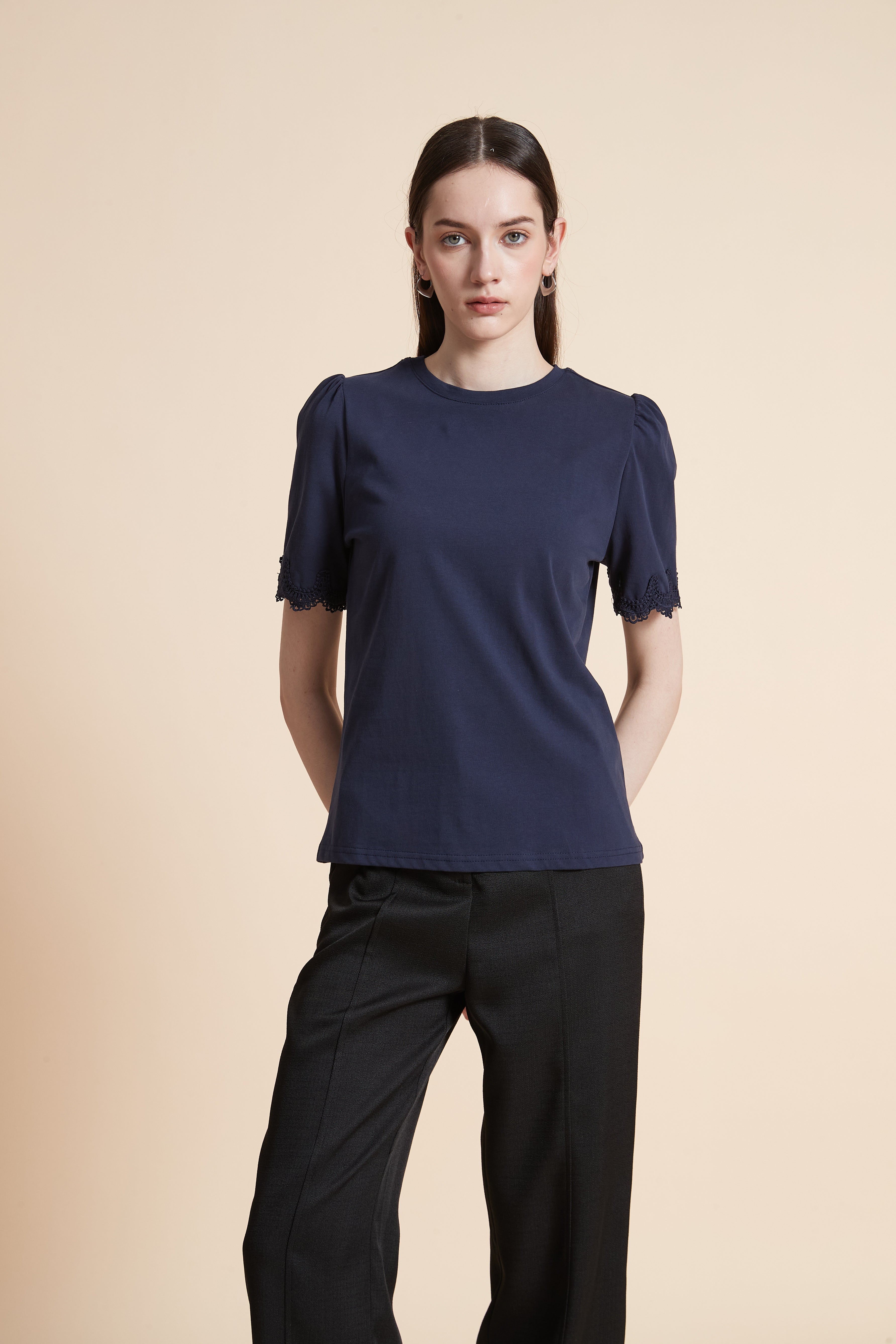 تيشيرت سادة بأكمام قصيرة مزينة بدانتيل