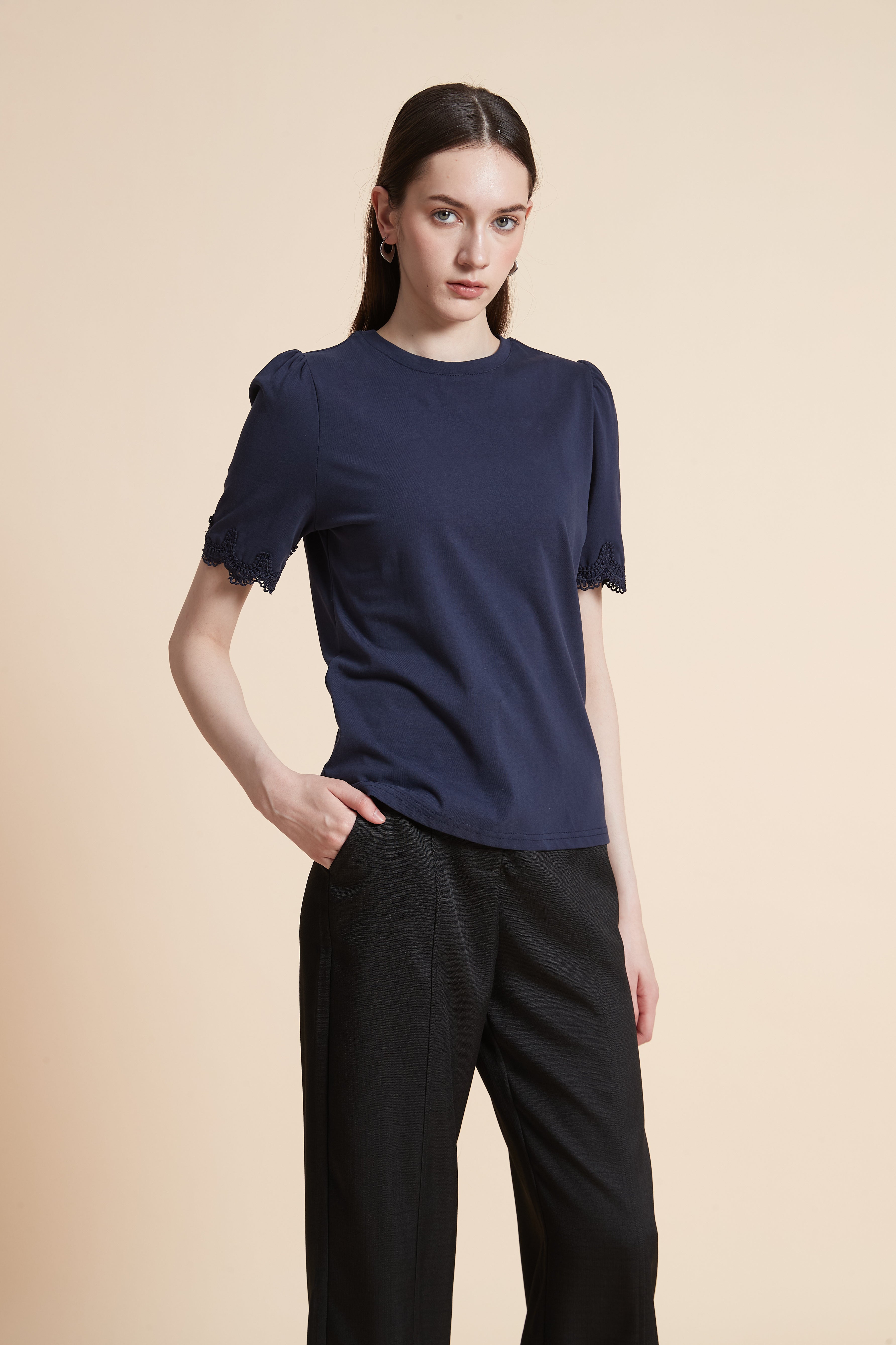 تيشيرت سادة بأكمام قصيرة مزينة بدانتيل