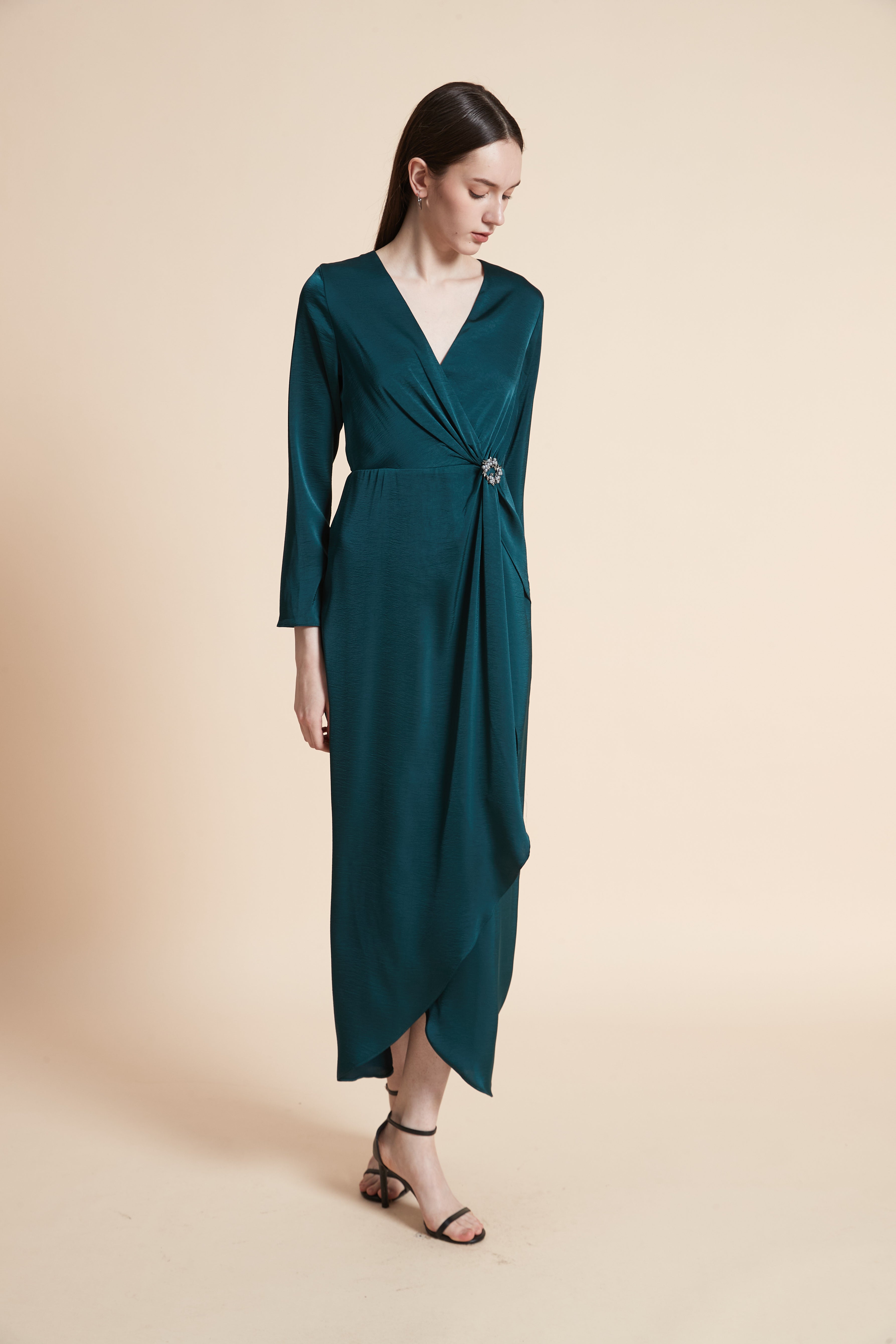 فستان ماكسي سادة بأكمام طويلة مخصر