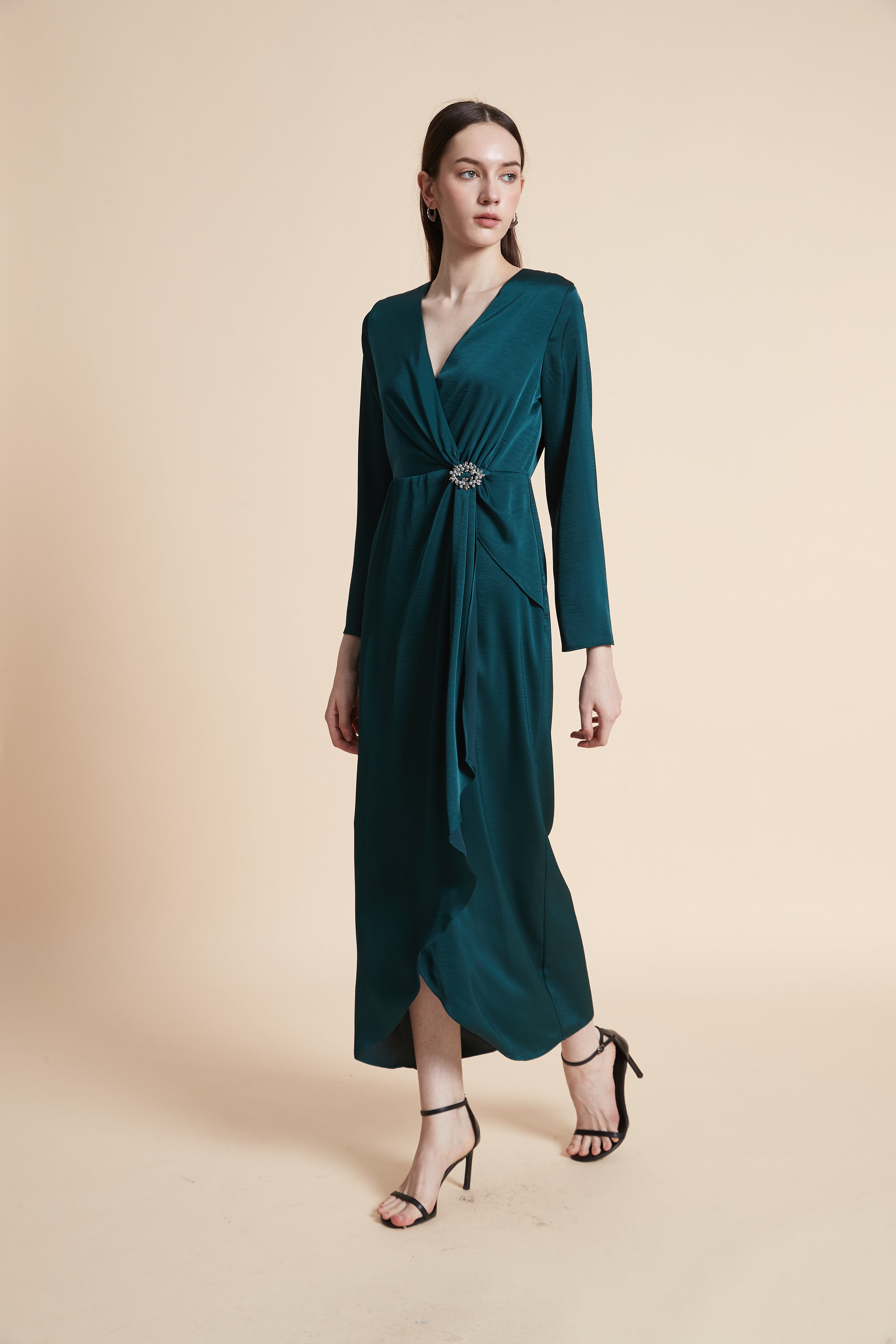 فستان ماكسي سادة بأكمام طويلة مخصر