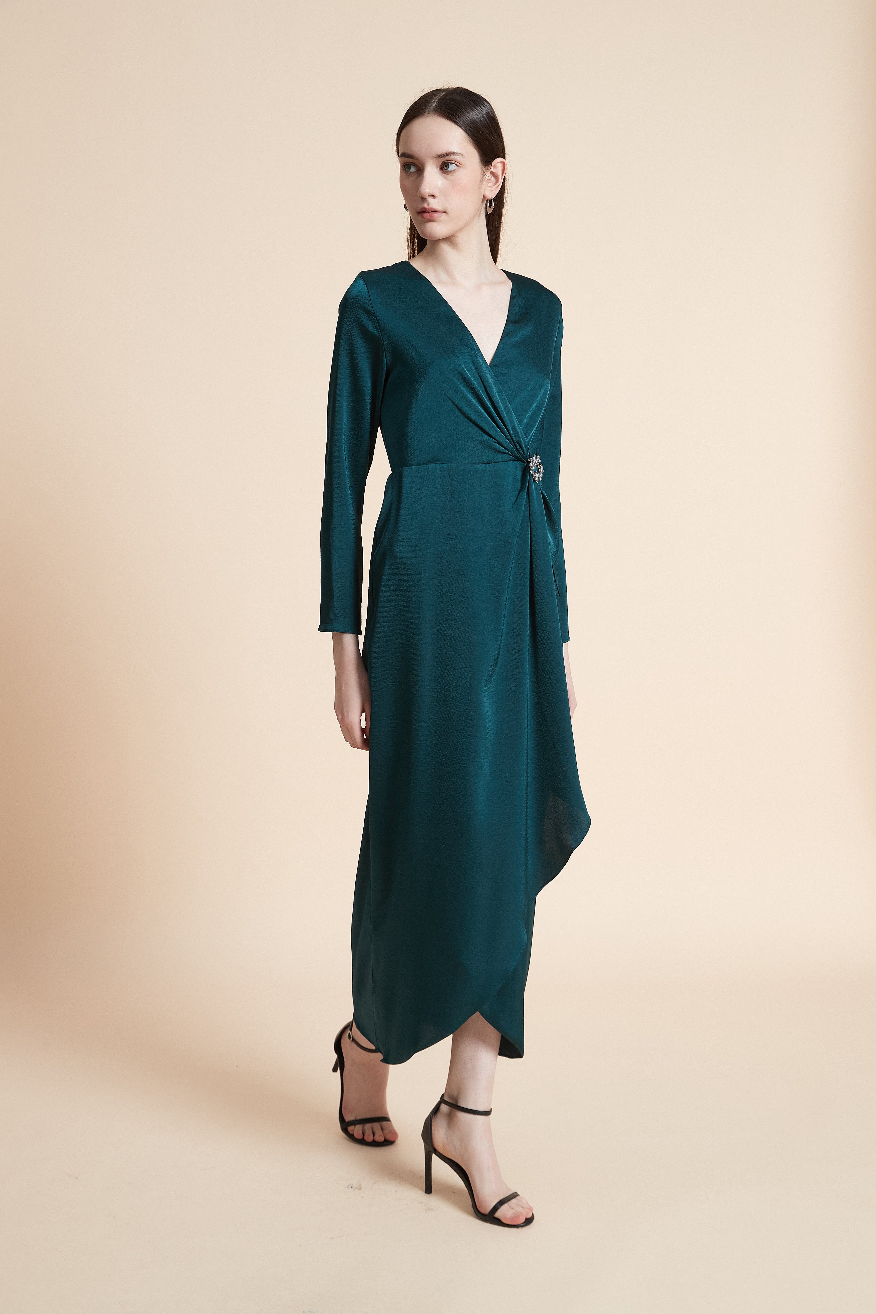 فستان ماكسي سادة بأكمام طويلة مخصر