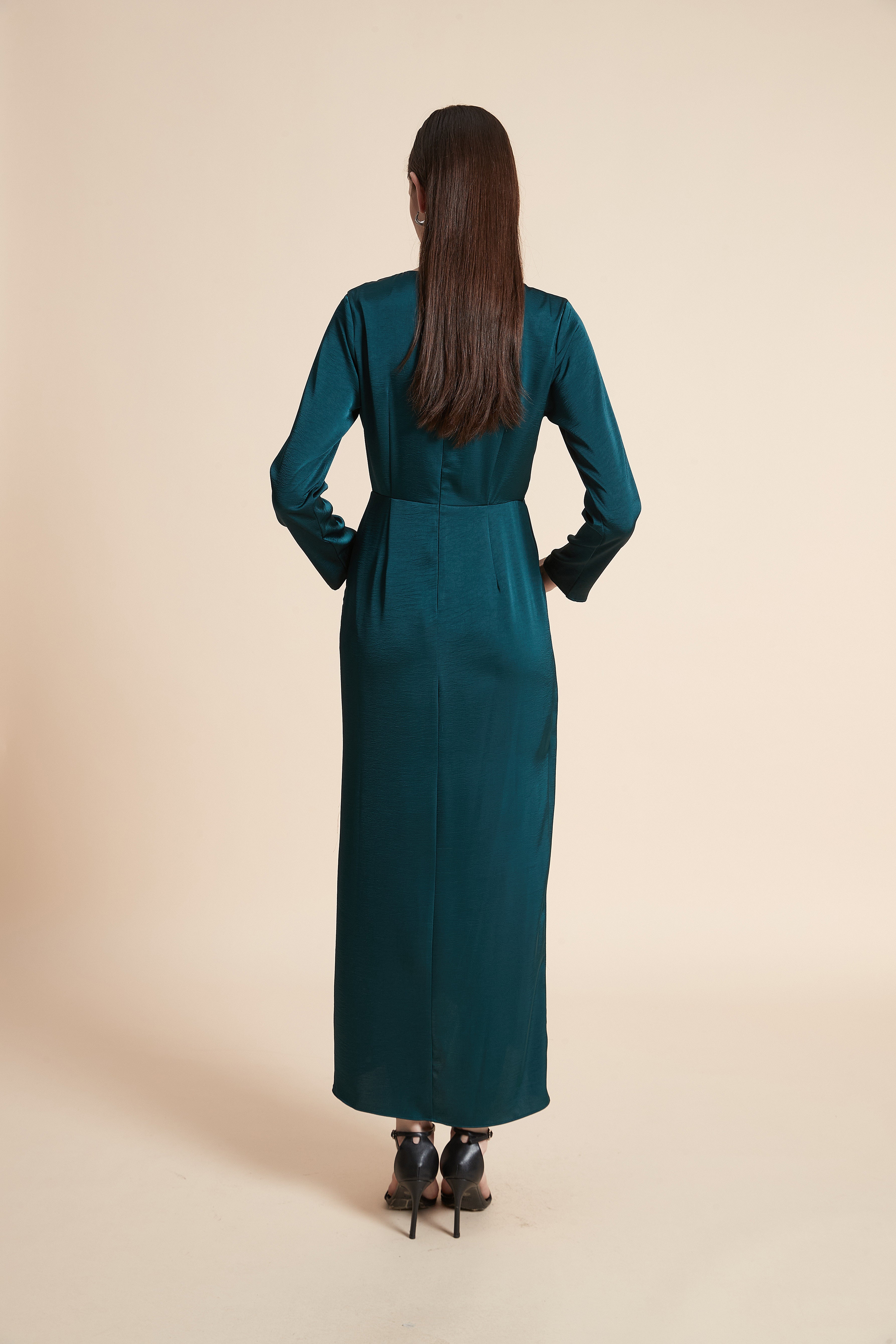 فستان ماكسي سادة بأكمام طويلة مخصر