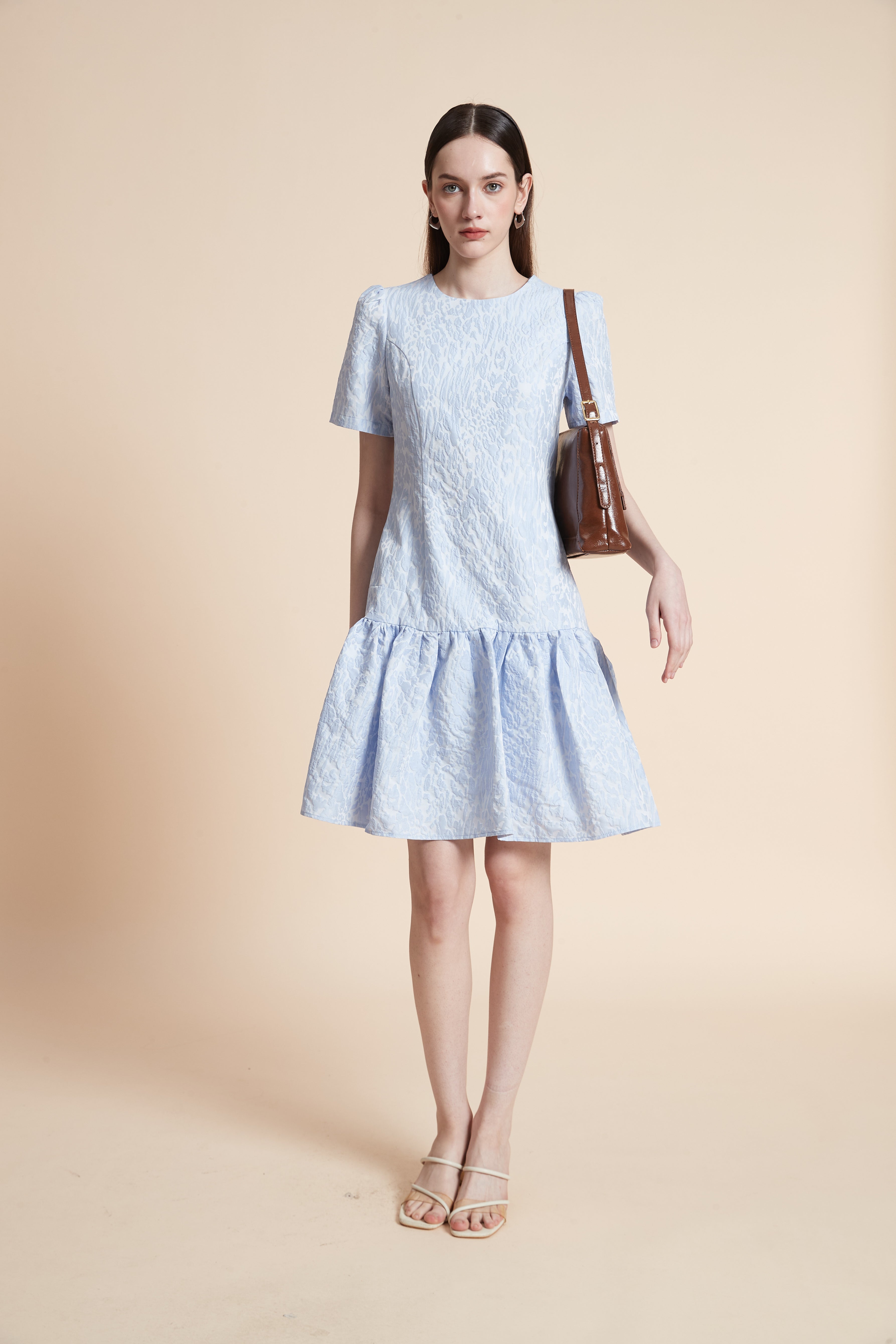 فستان بطول الركبة مطرز بأكمام قصيرة