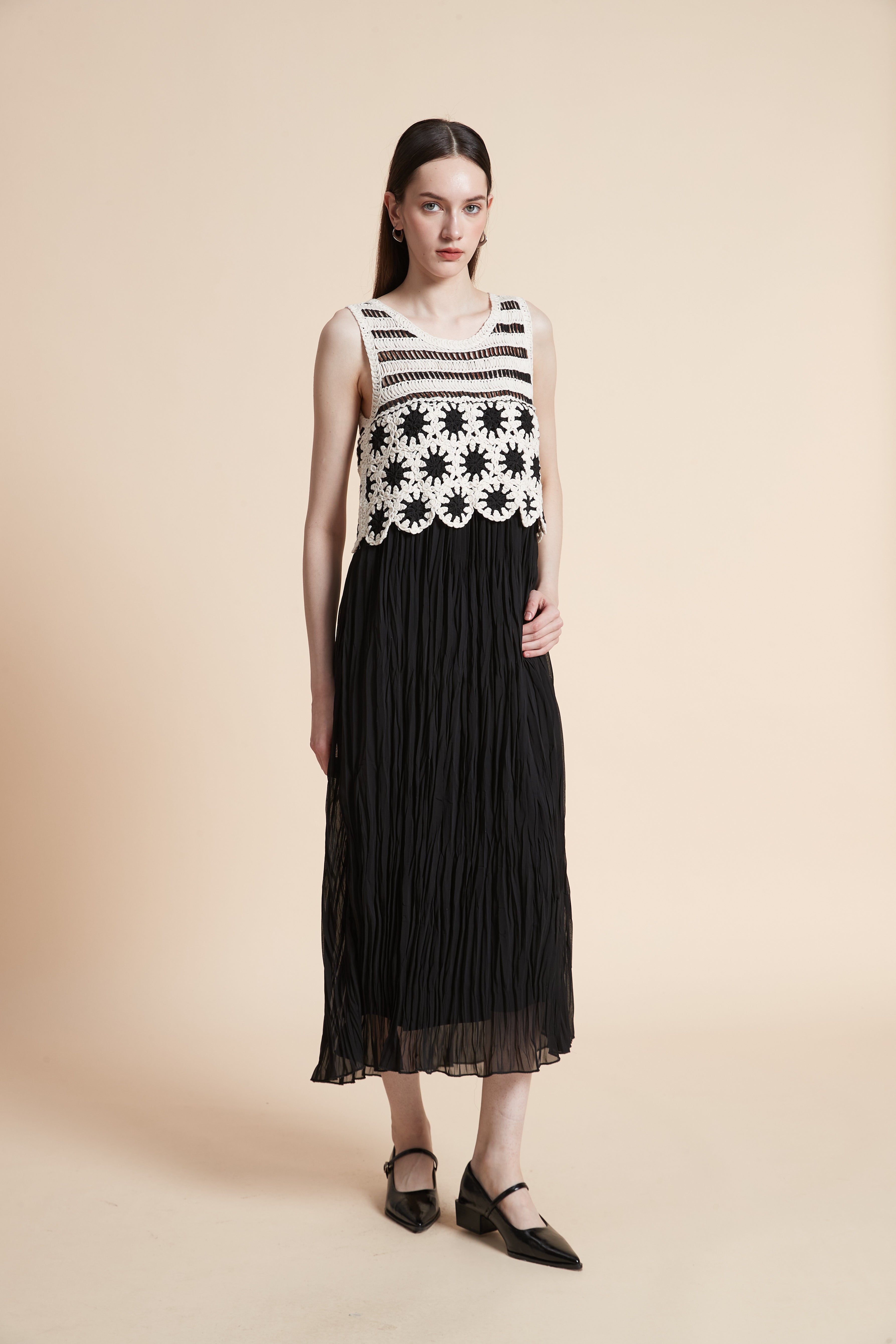 فستان ميدي بليسيه مطرز بدون أكمام