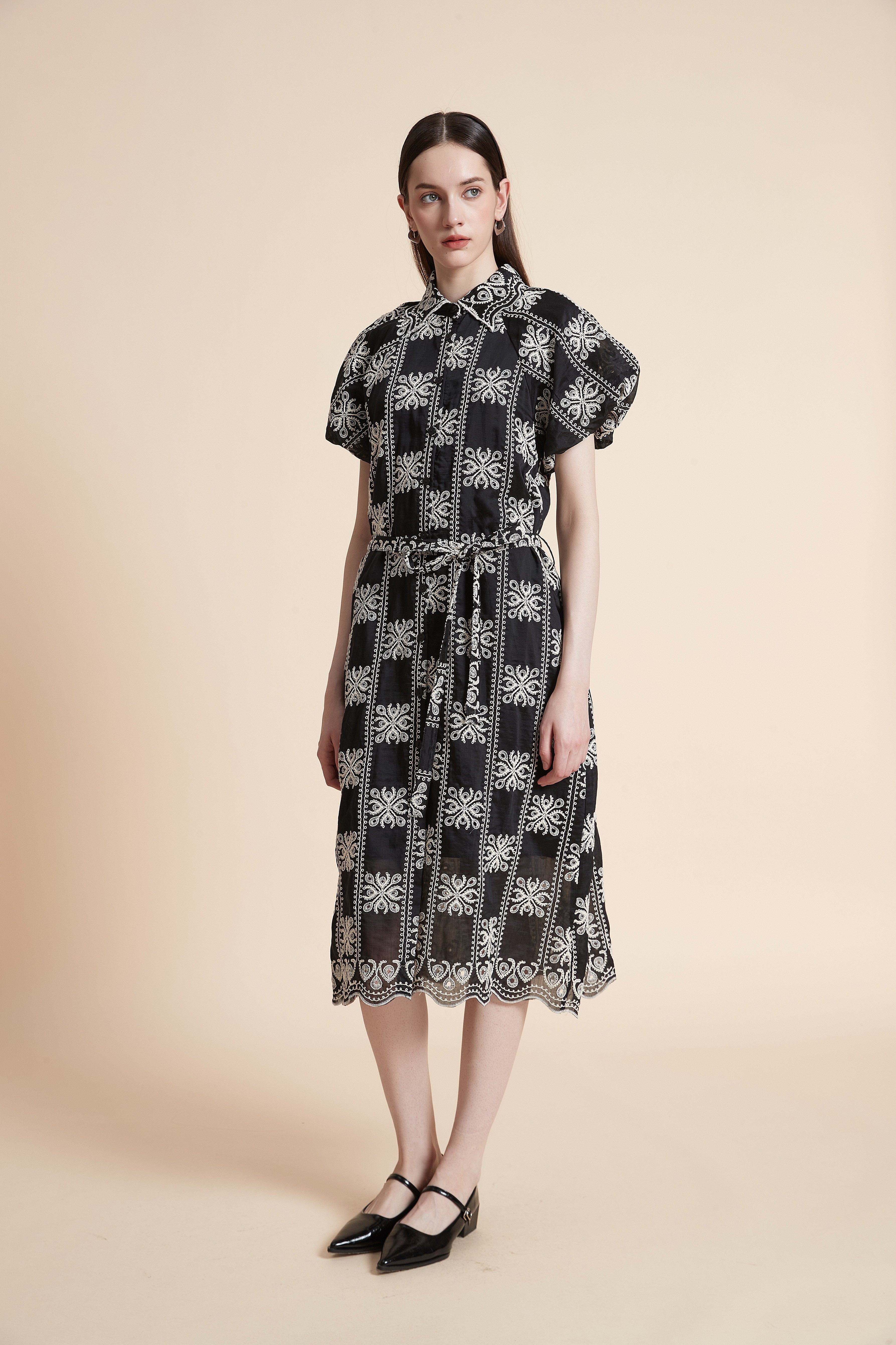 فستان قصير منقوش مربعات بأكمام قصيرة