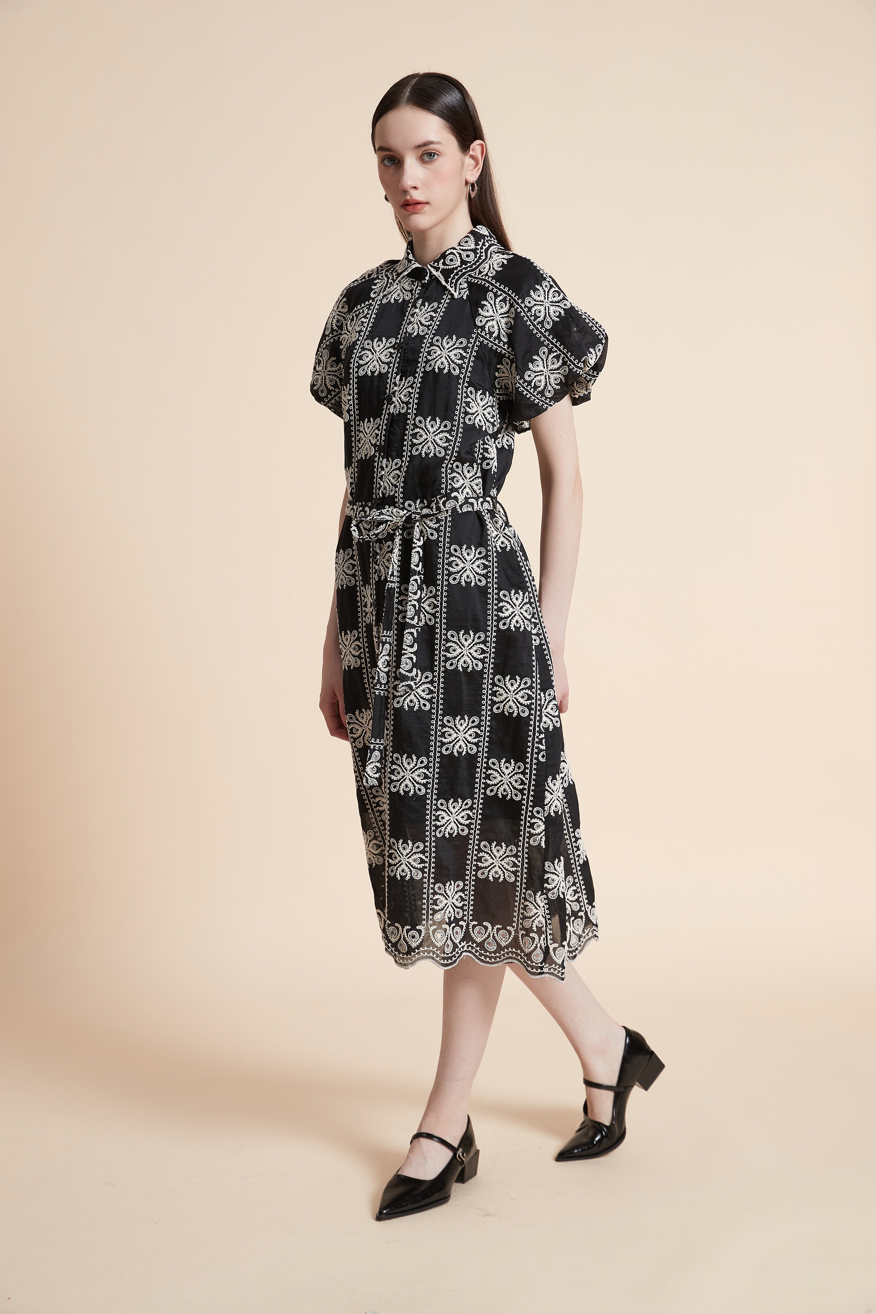 فستان قصير منقوش مربعات بأكمام قصيرة