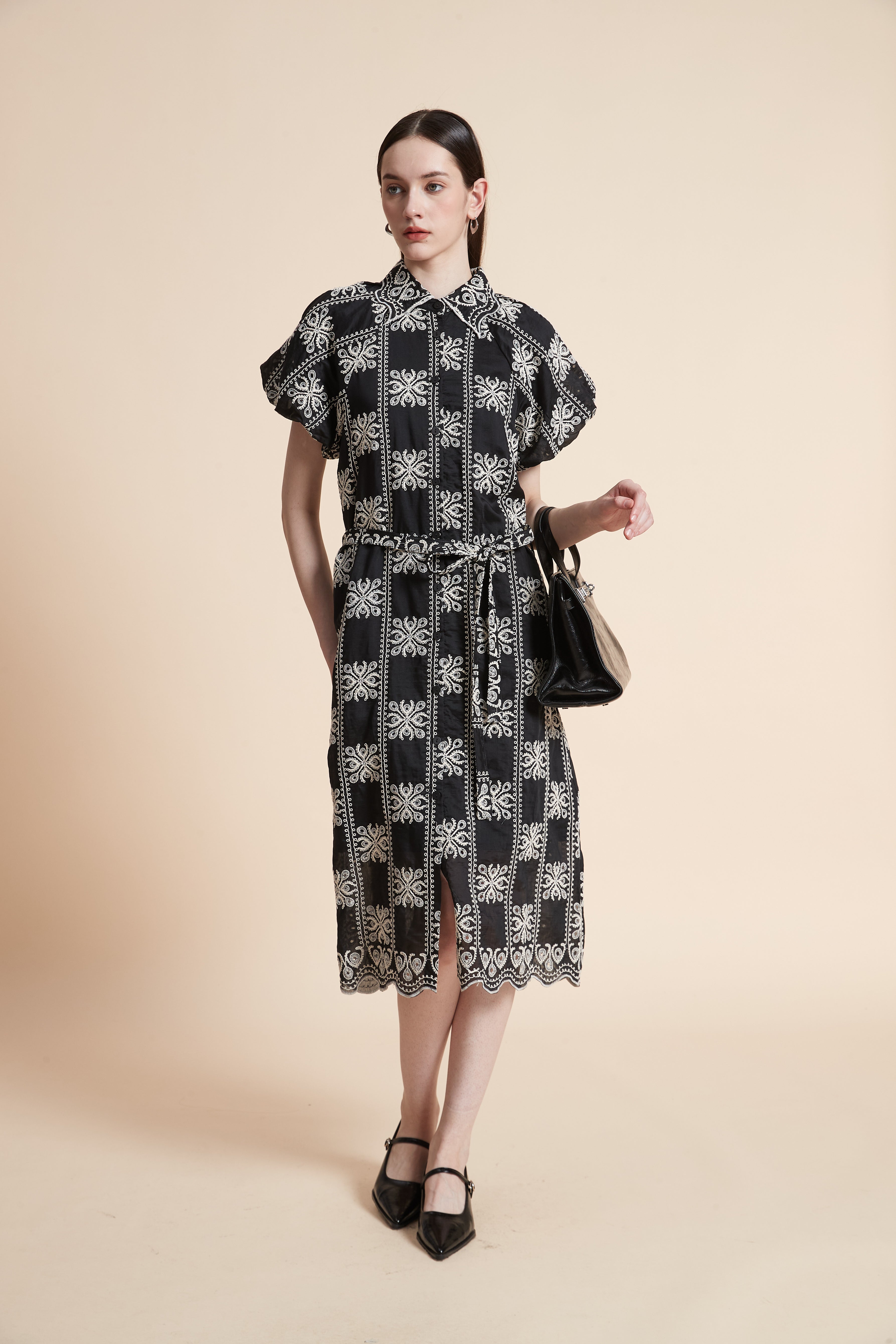 فستان قصير منقوش مربعات بأكمام قصيرة