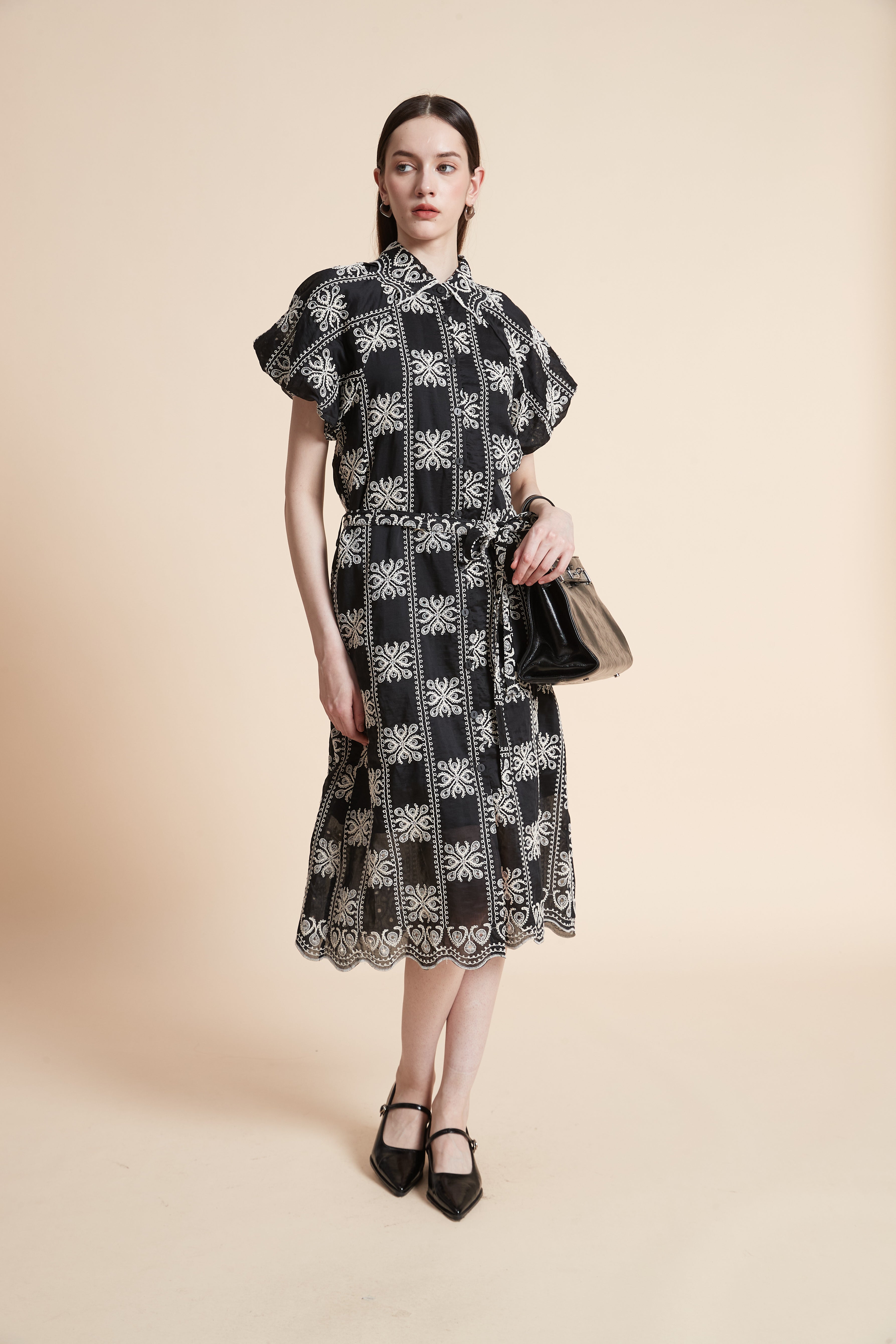 فستان قصير منقوش مربعات بأكمام قصيرة