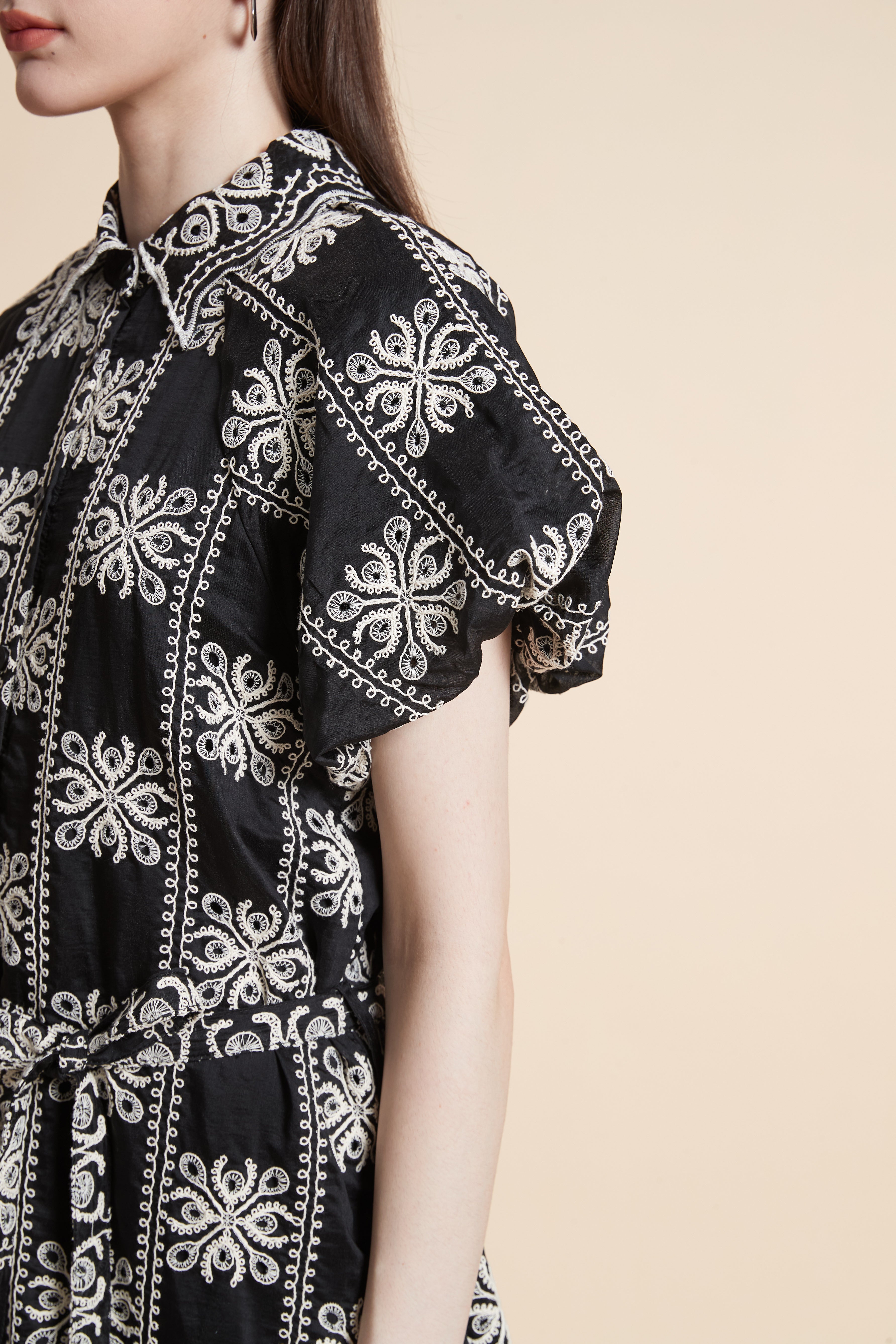 فستان قصير منقوش مربعات بأكمام قصيرة