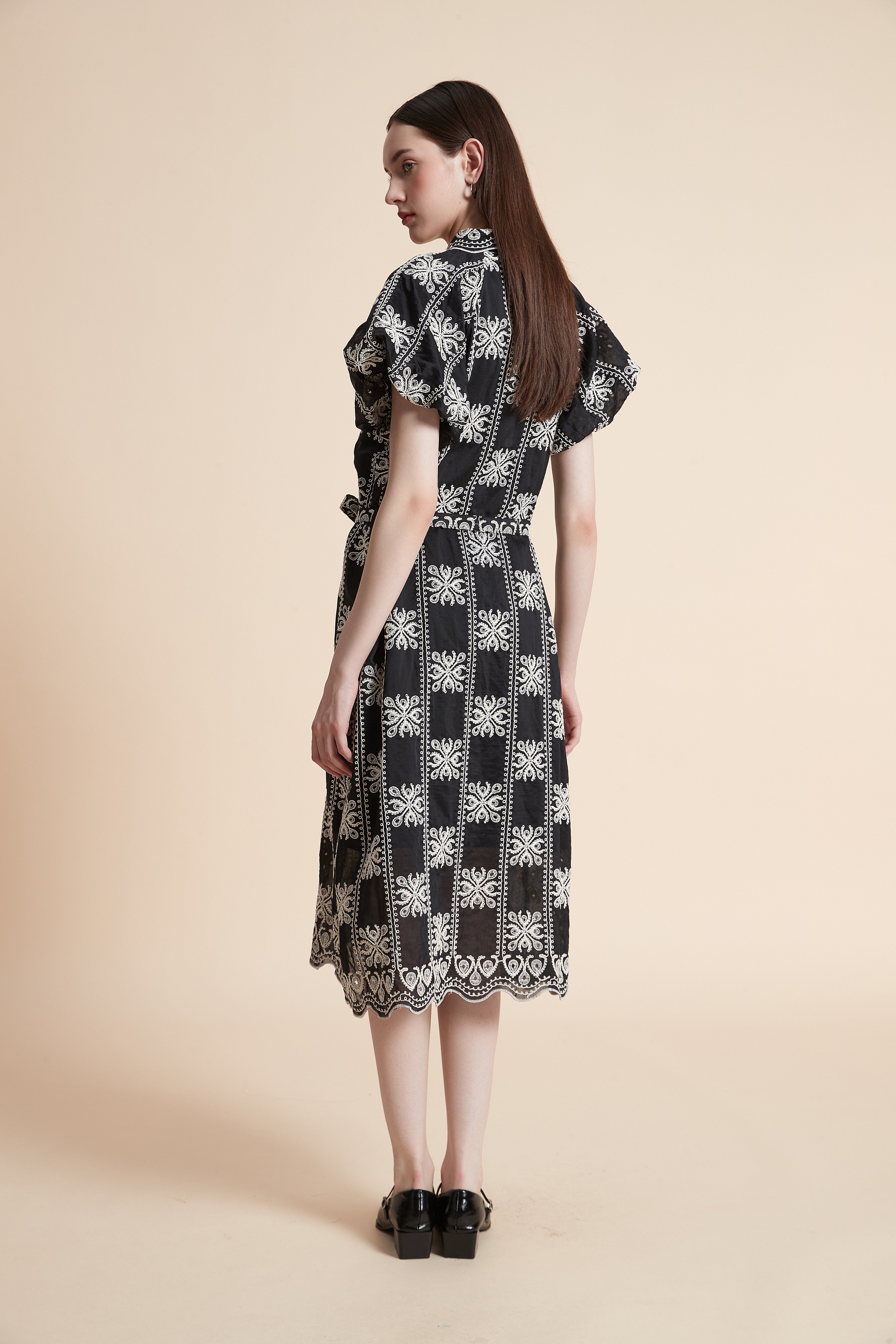 فستان قصير منقوش مربعات بأكمام قصيرة