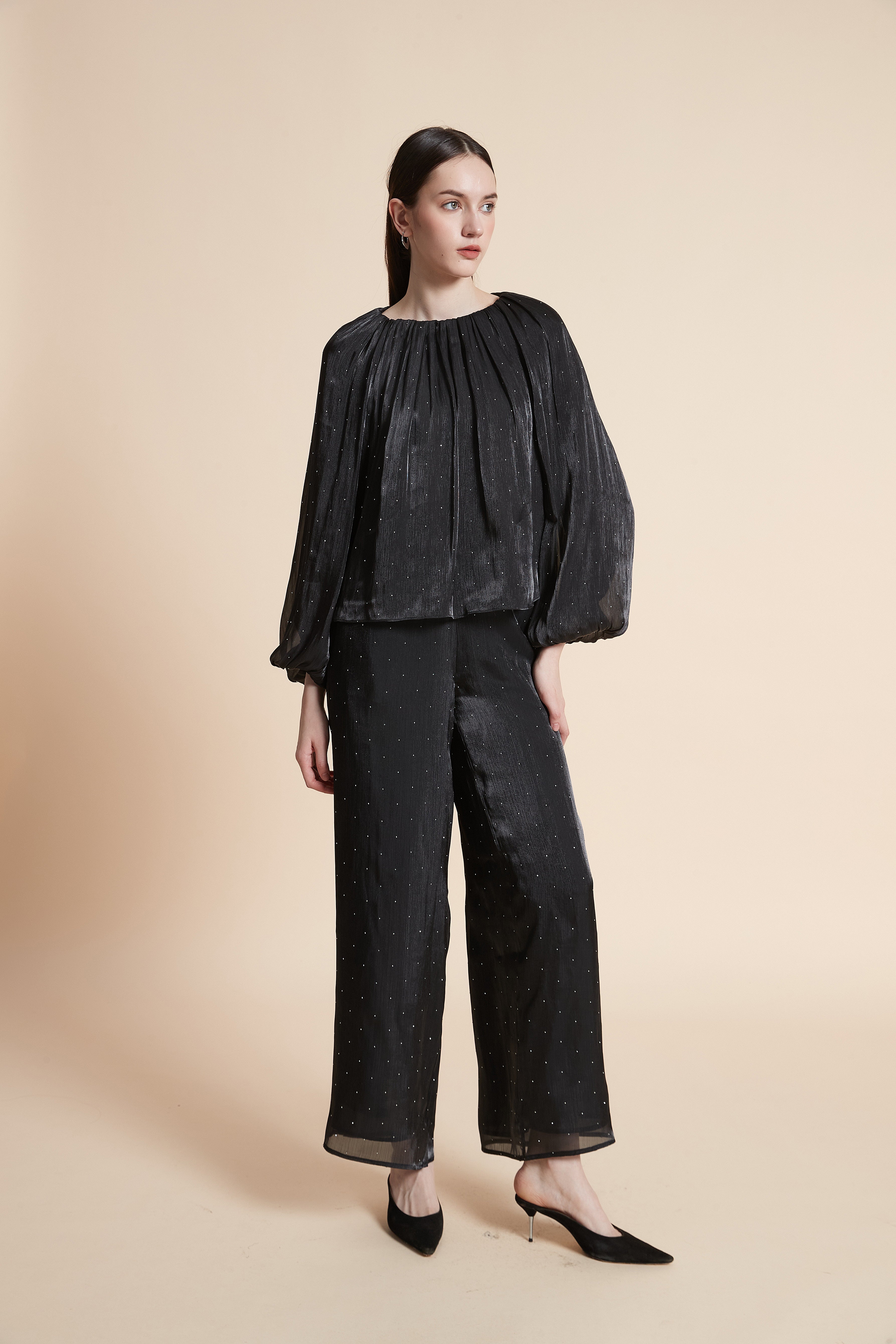 بلوزة سادة بأكمام طويلة بف