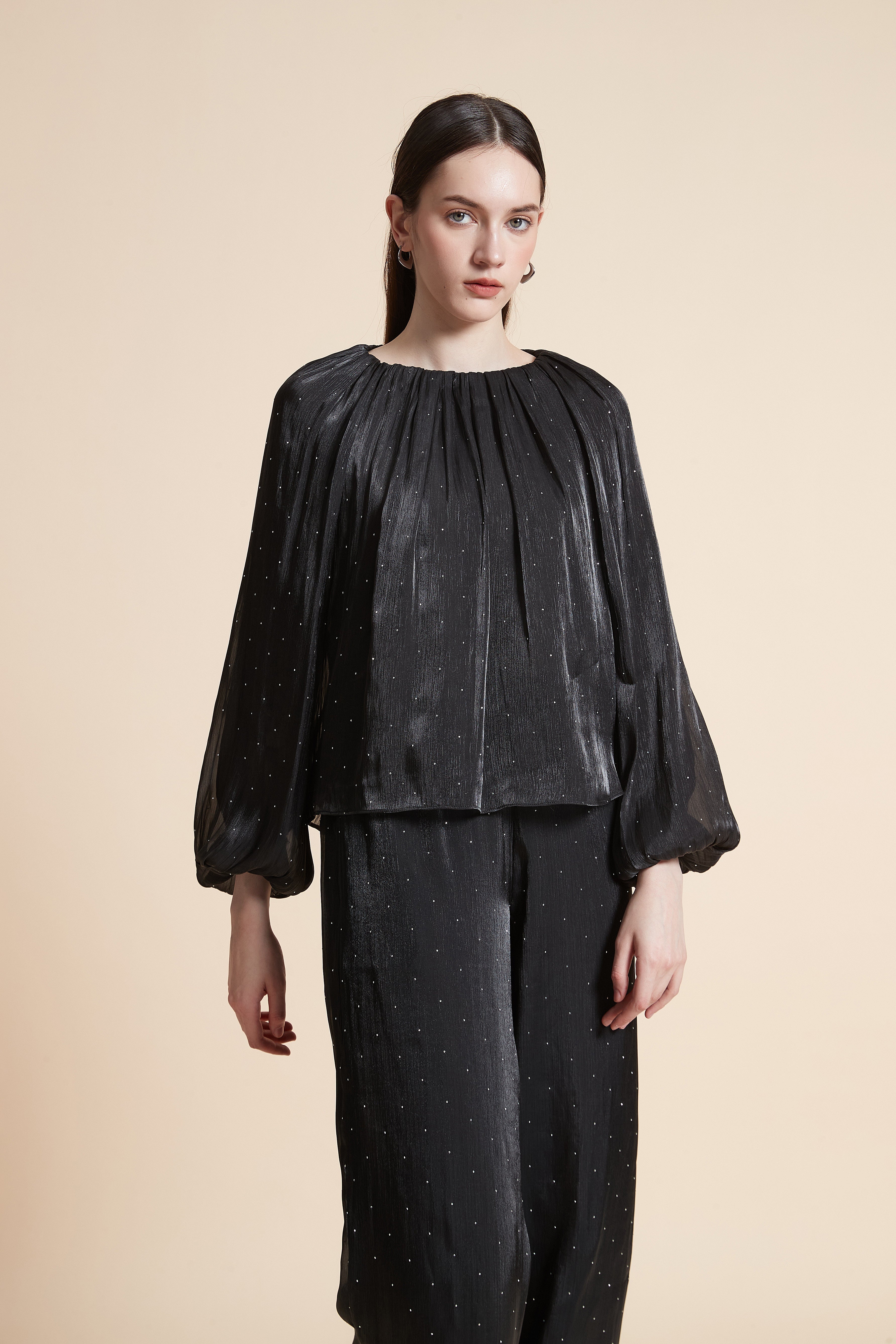 بلوزة سادة بأكمام طويلة بف