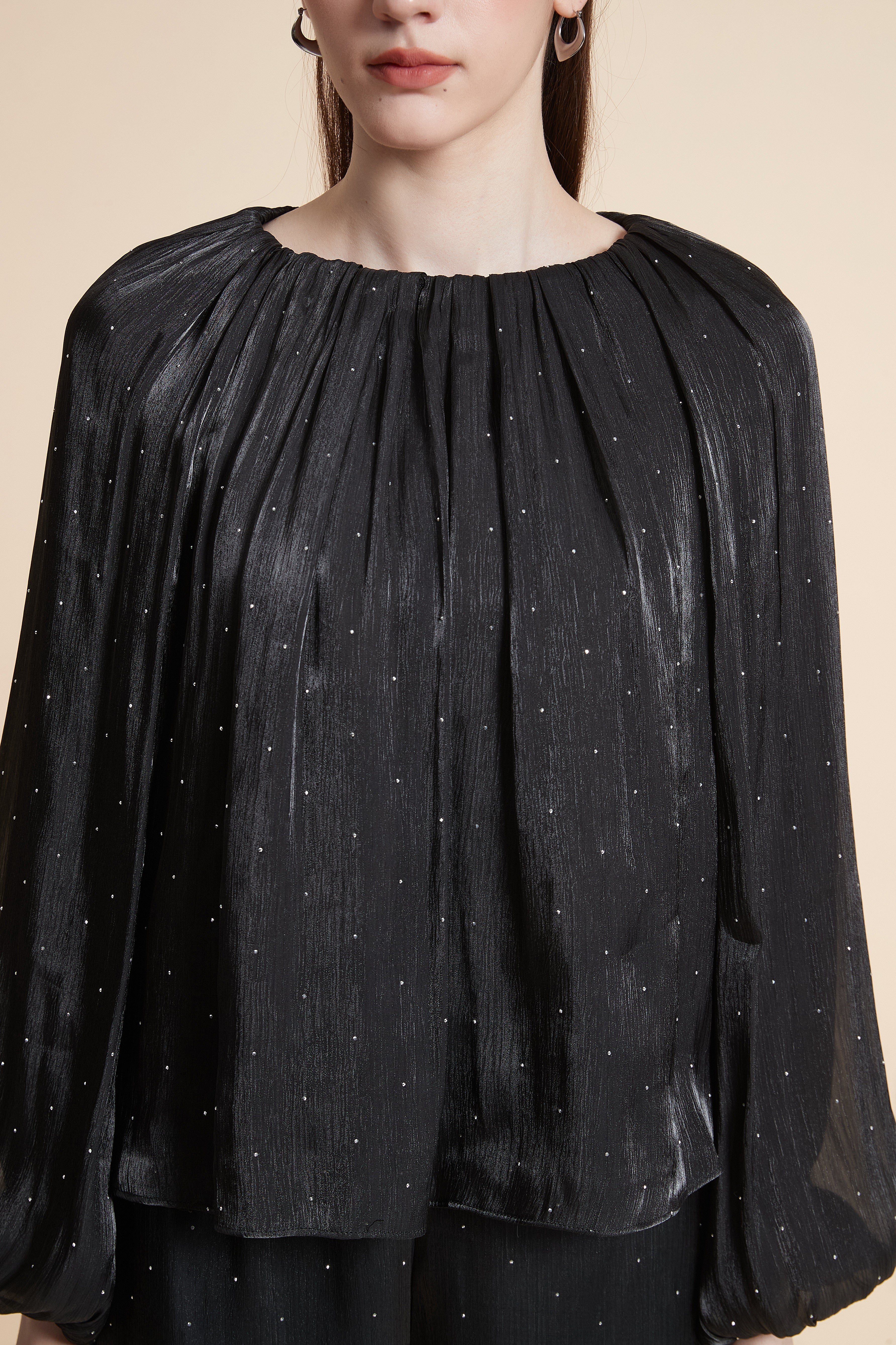 بلوزة سادة بأكمام طويلة بف