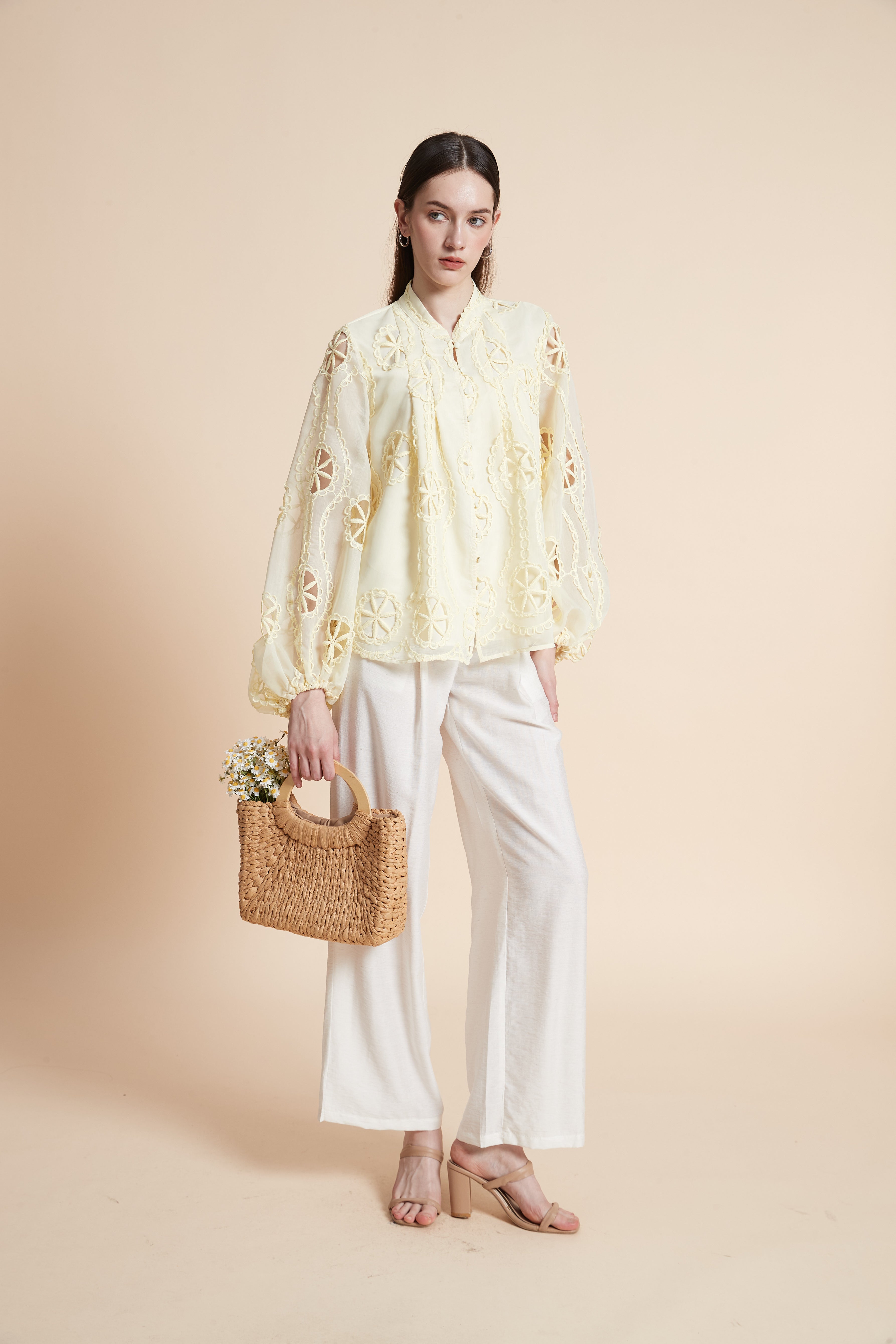 بلوزة مطرزة بأكمام طويلة